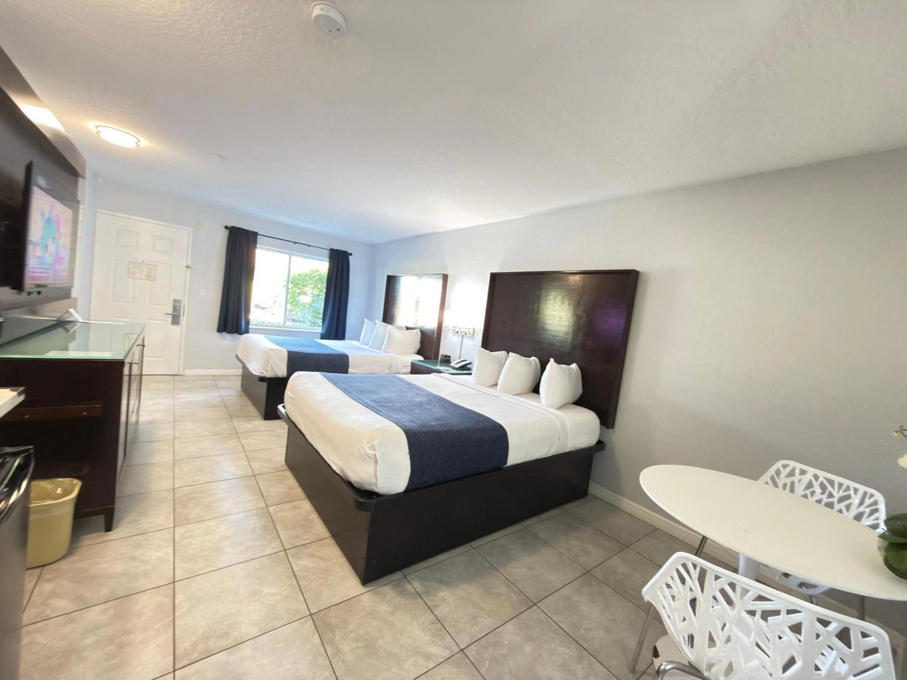 Bedroom in Lantern Inn & Suites - Sarasota