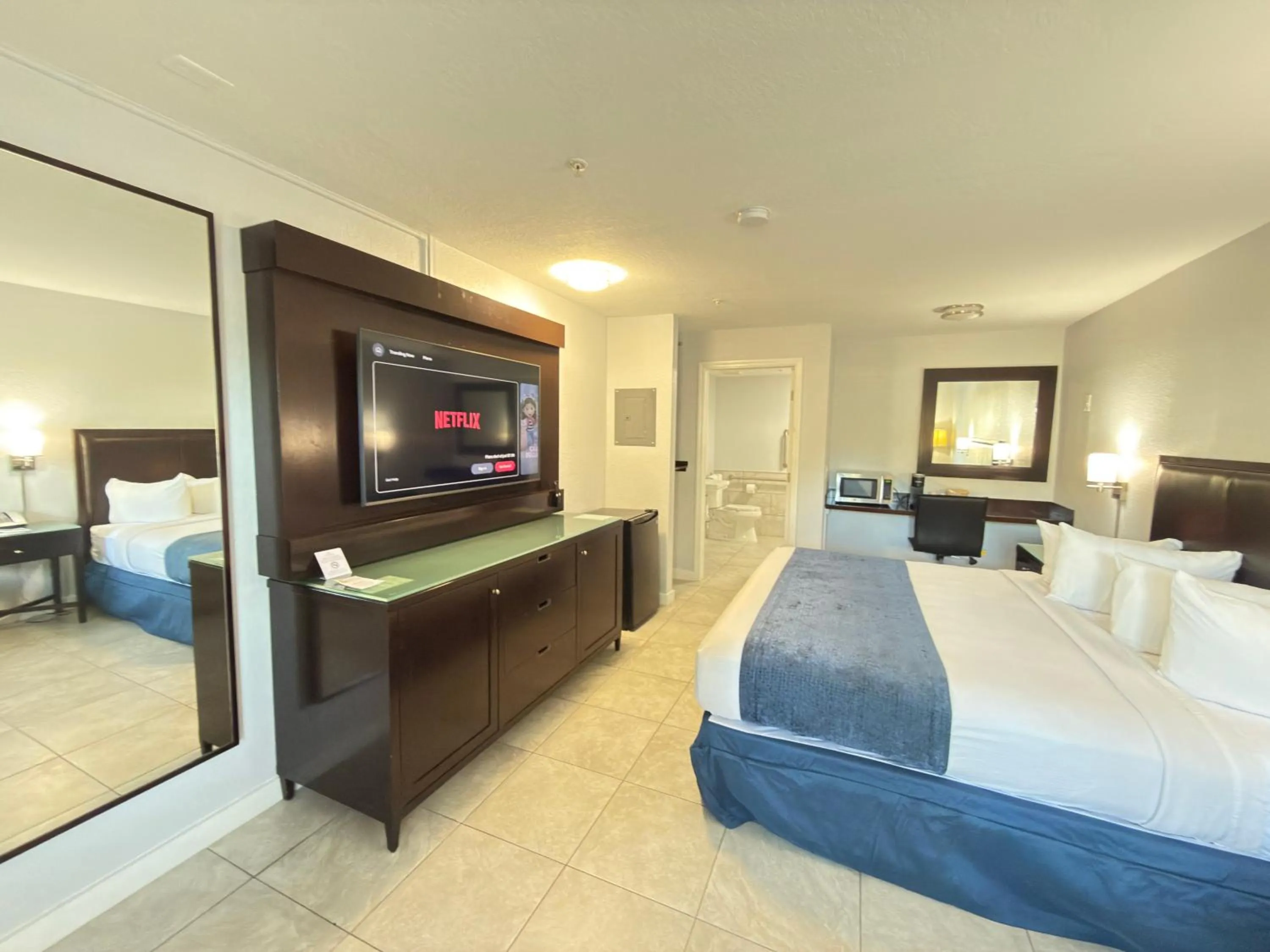 Bedroom in Lantern Inn & Suites - Sarasota