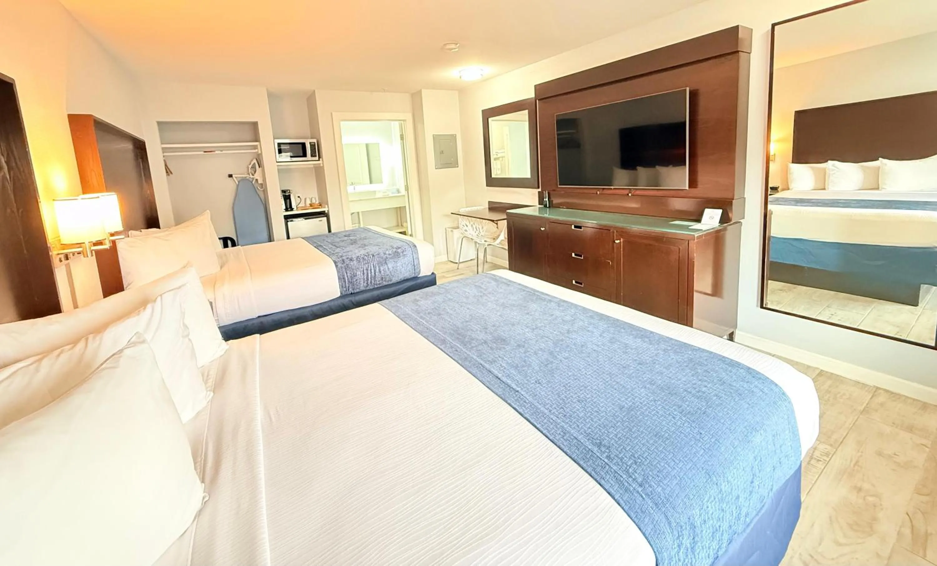 TV and multimedia in Lantern Inn & Suites - Sarasota