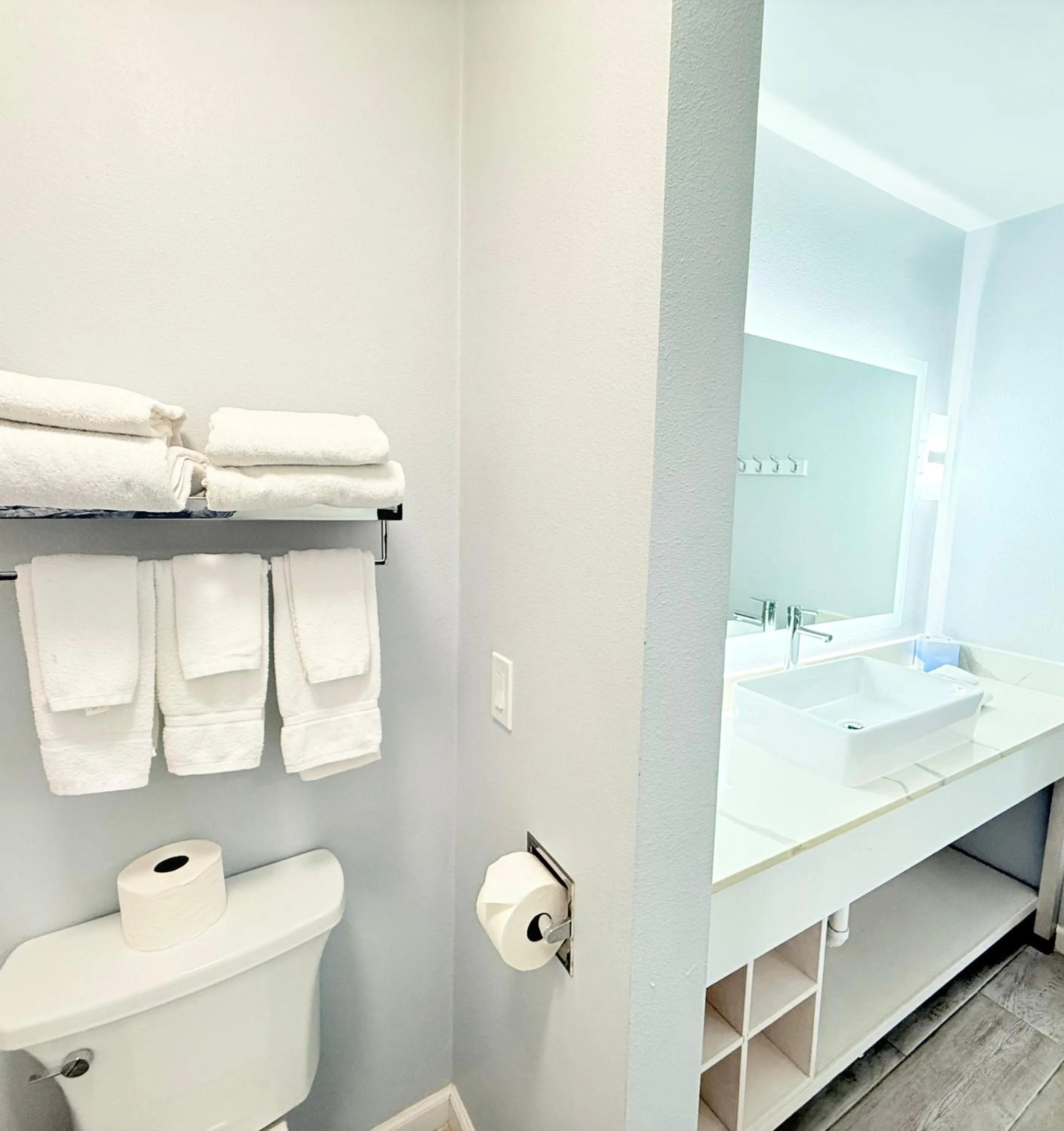 Toilet in Lantern Inn & Suites - Sarasota