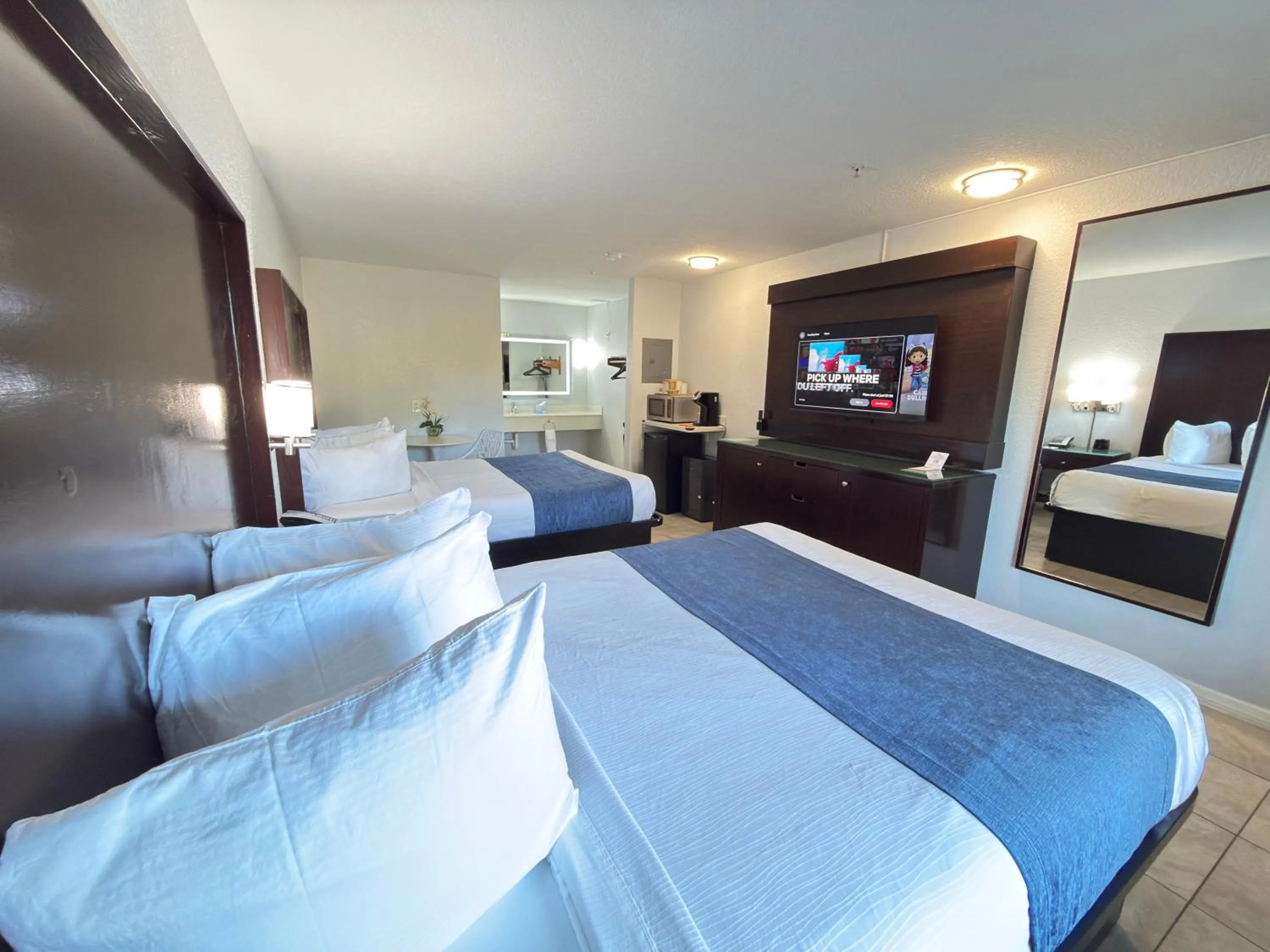 Bedroom in Lantern Inn & Suites - Sarasota