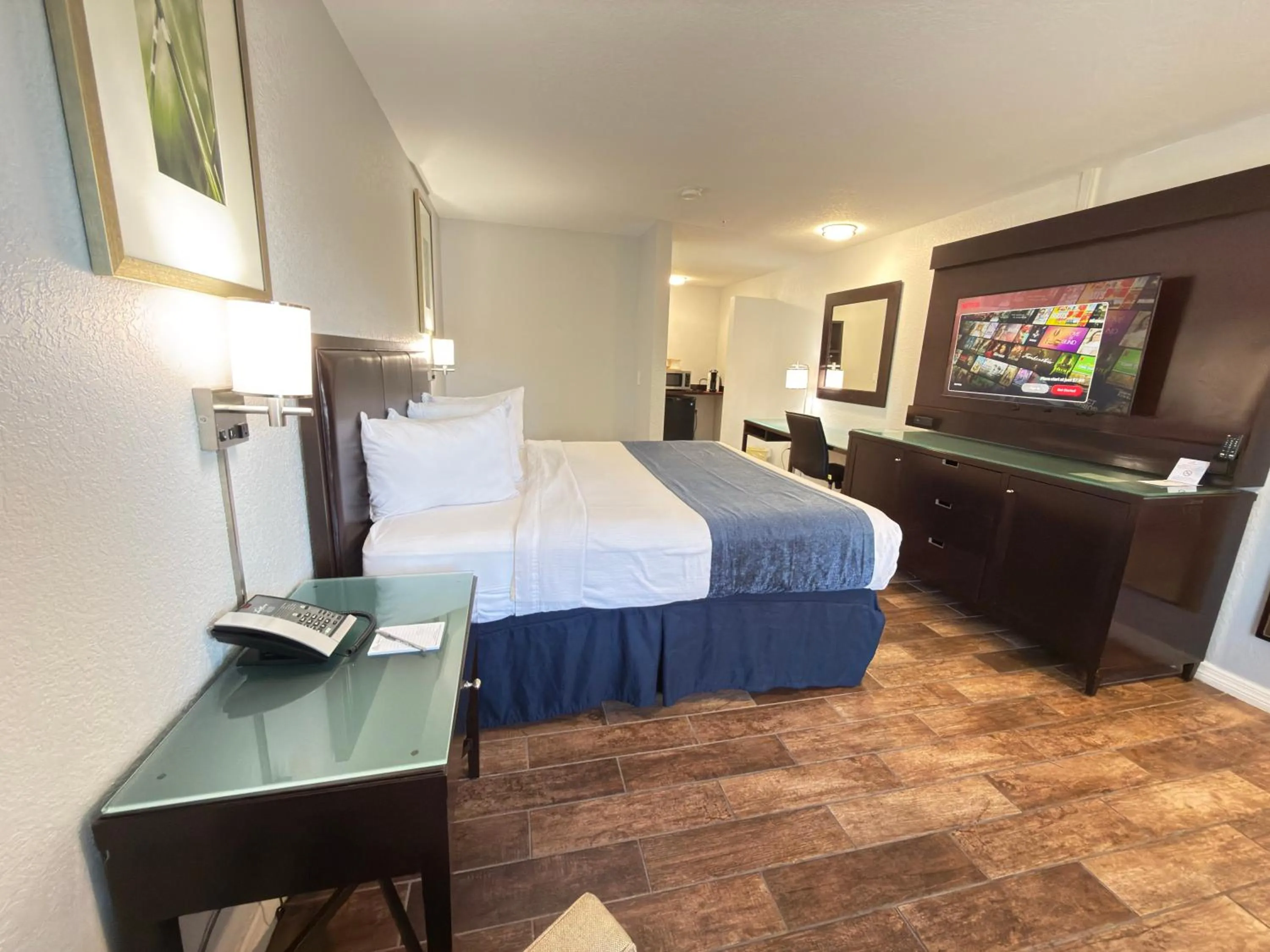 Bedroom in Lantern Inn & Suites - Sarasota