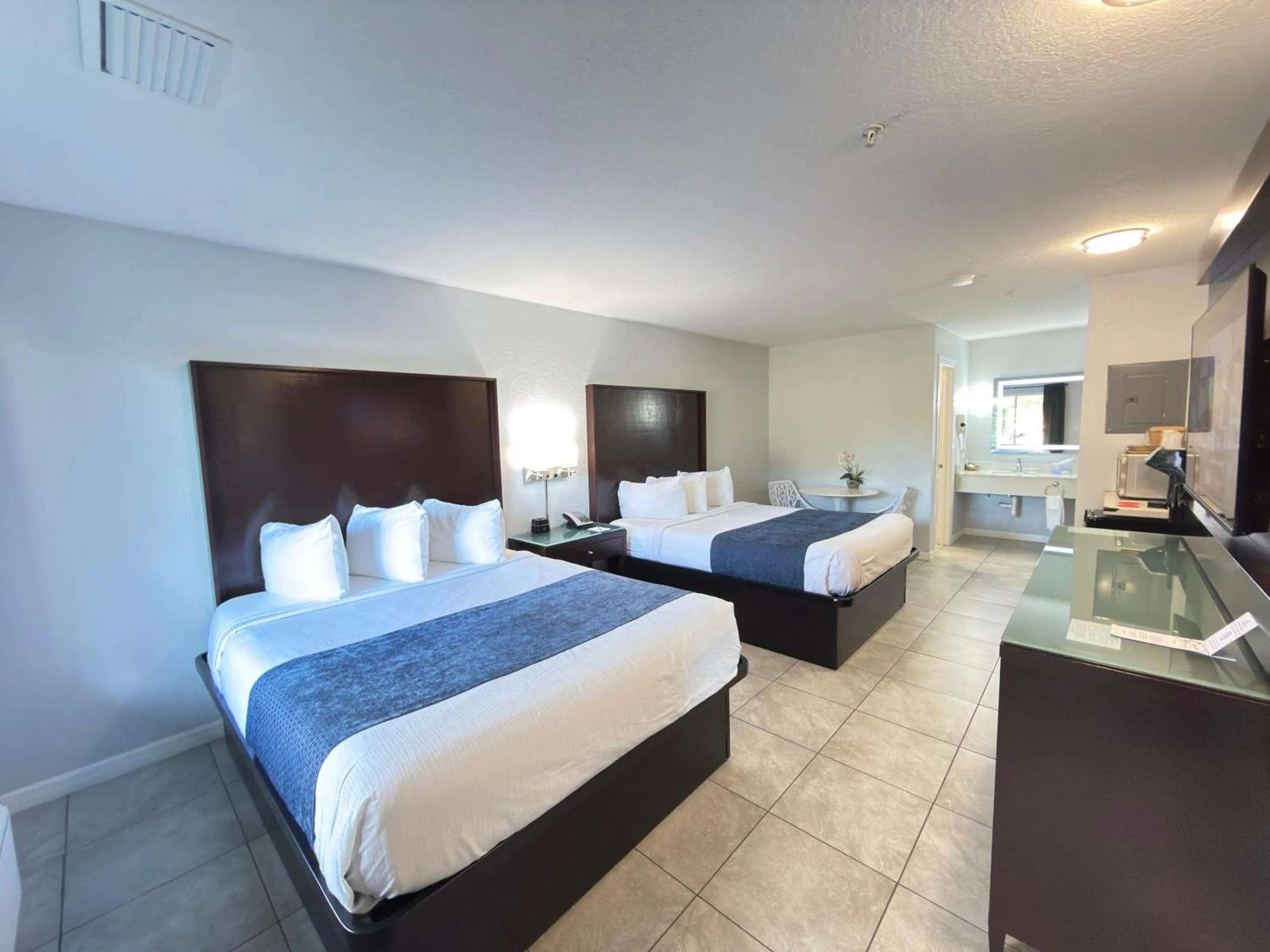 Bedroom in Lantern Inn & Suites - Sarasota