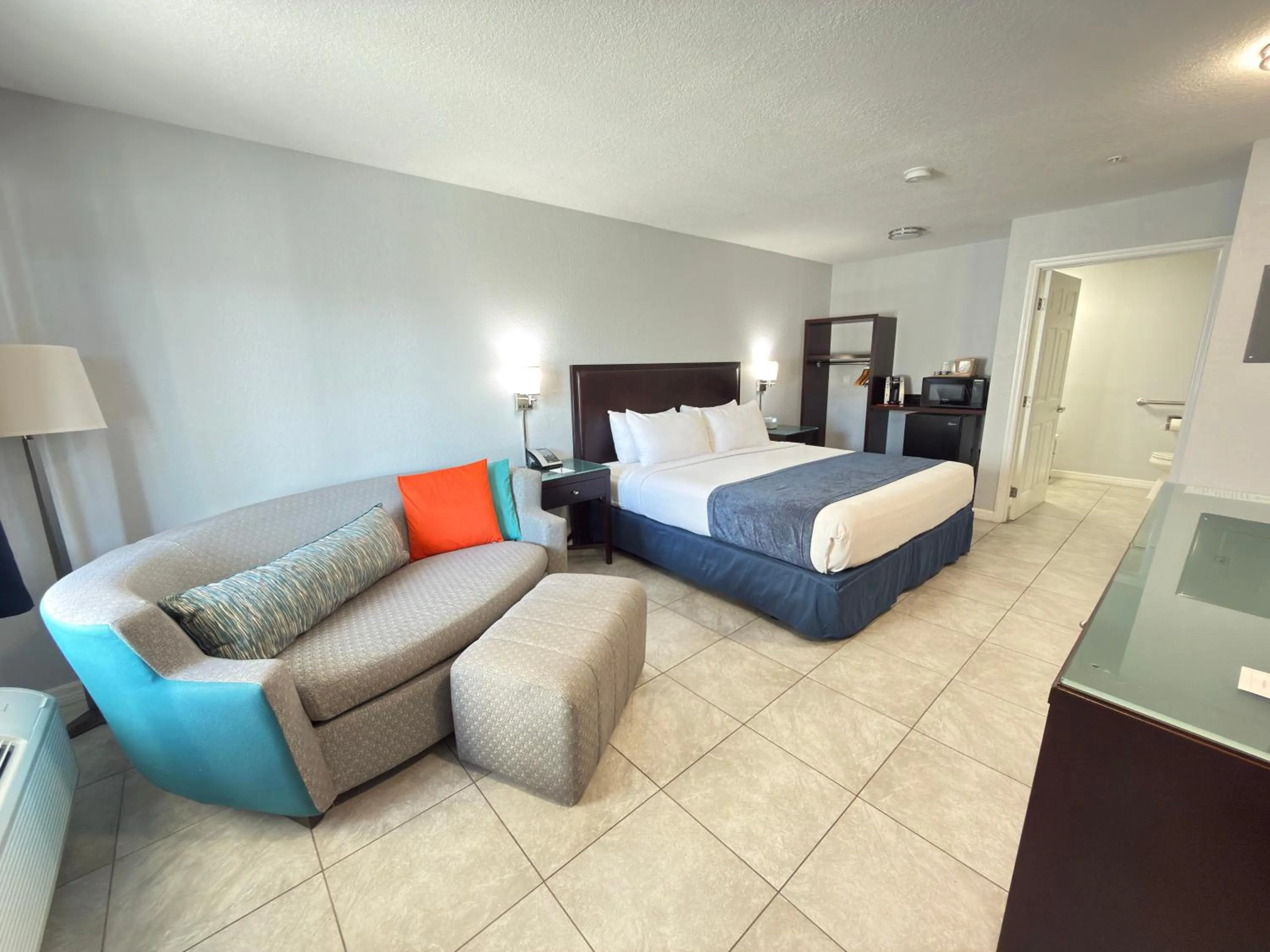 Bedroom in Lantern Inn & Suites - Sarasota