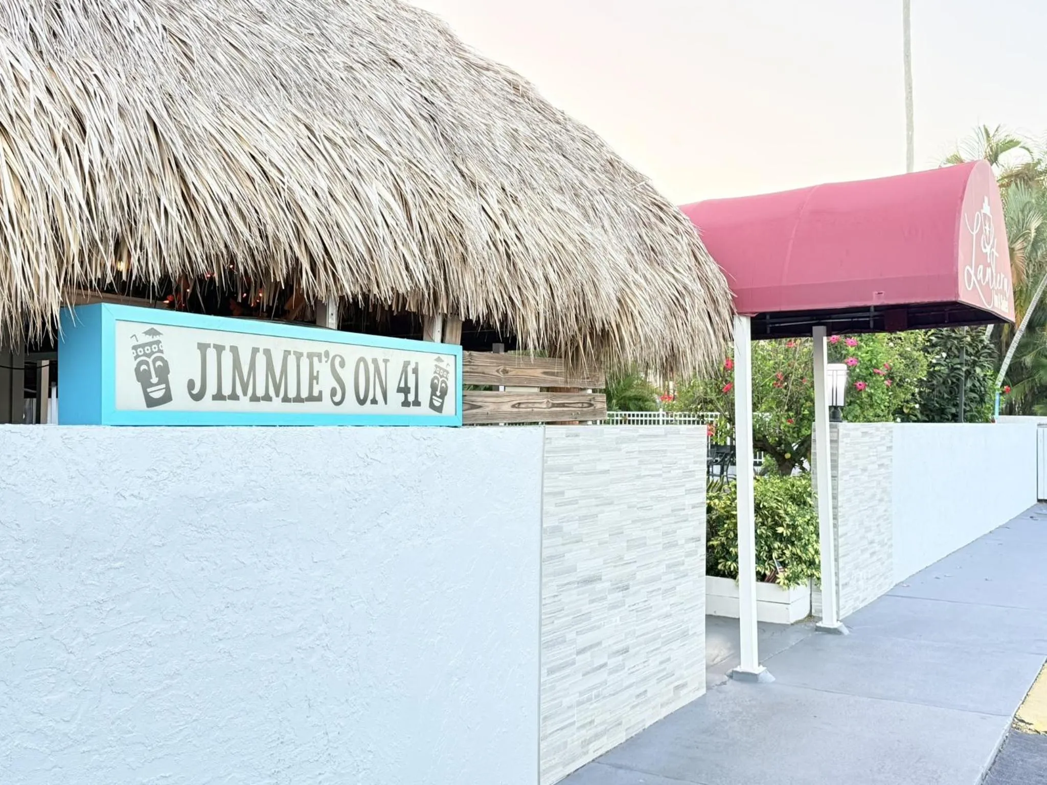 Lounge or bar in Lantern Inn & Suites - Sarasota