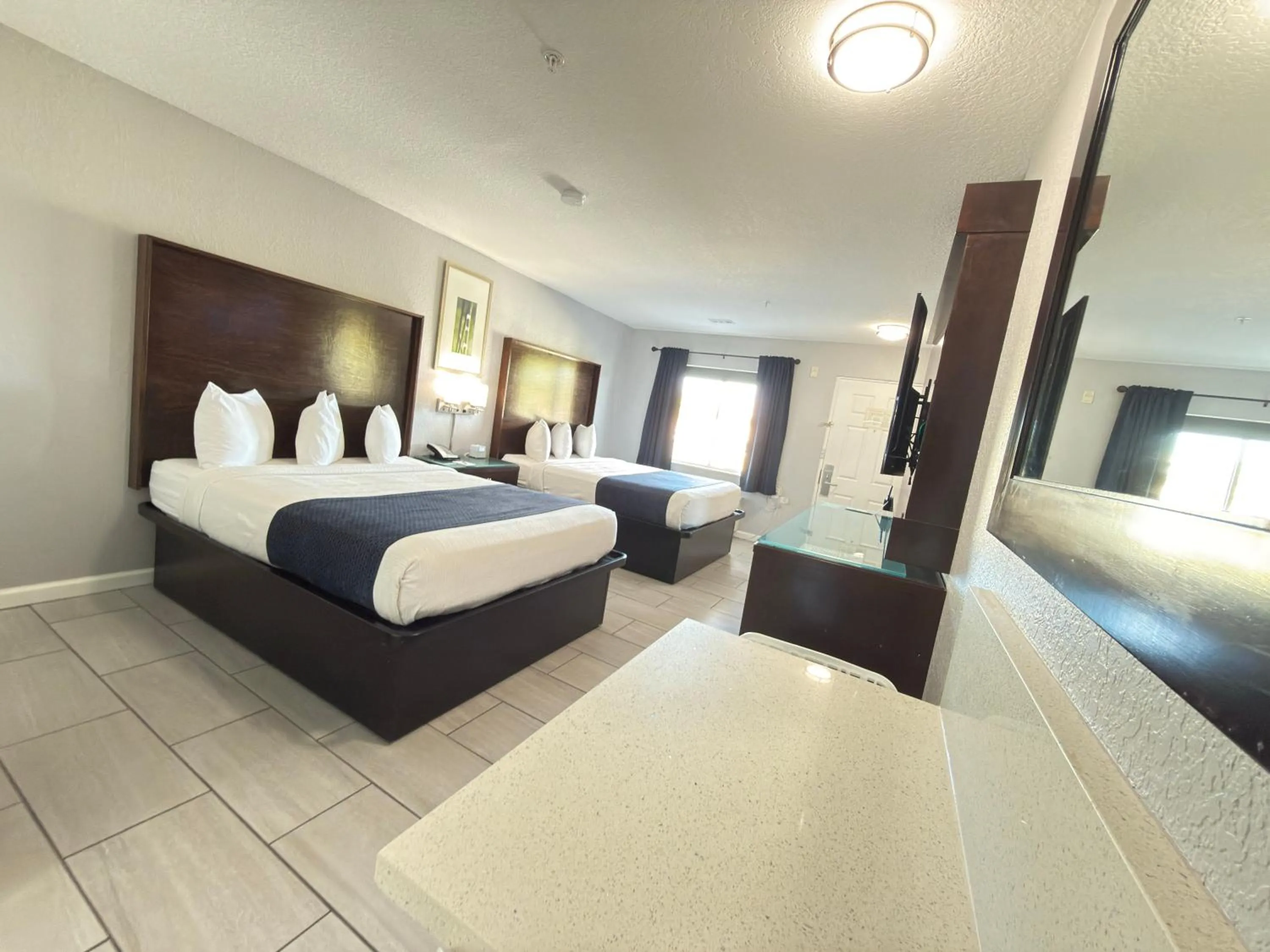 Bedroom in Lantern Inn & Suites - Sarasota