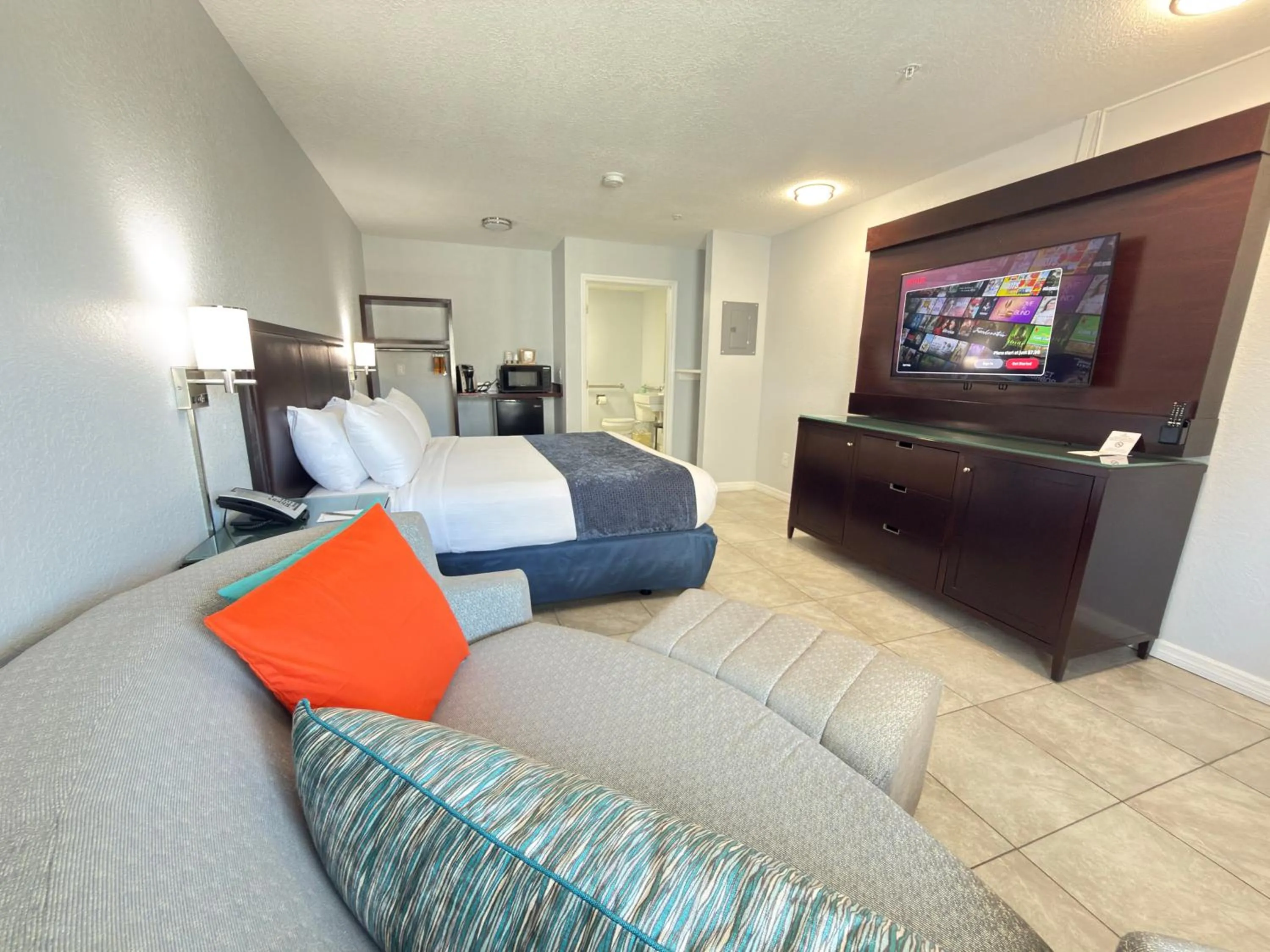 Bedroom in Lantern Inn & Suites - Sarasota