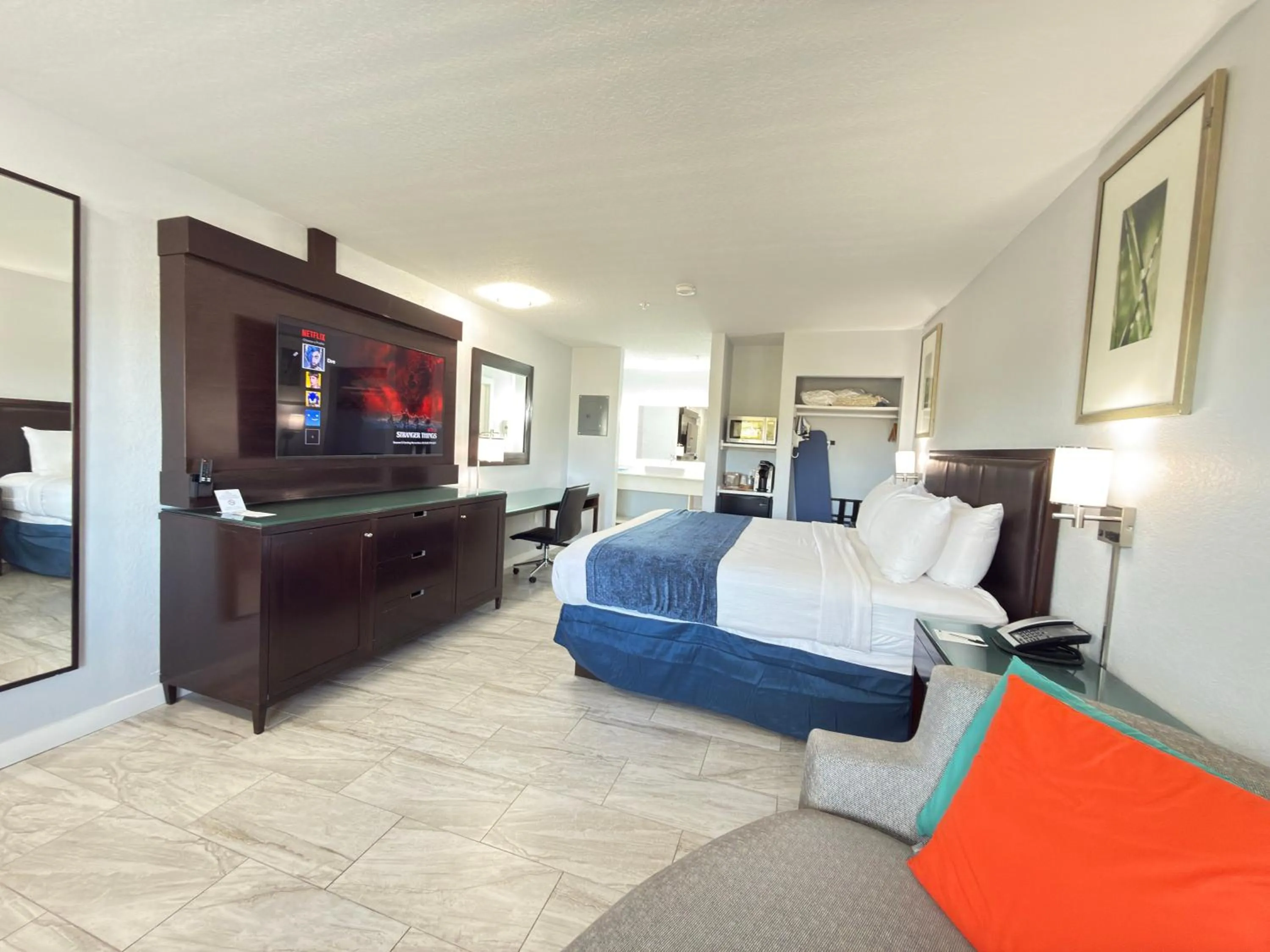 Bedroom in Lantern Inn & Suites - Sarasota