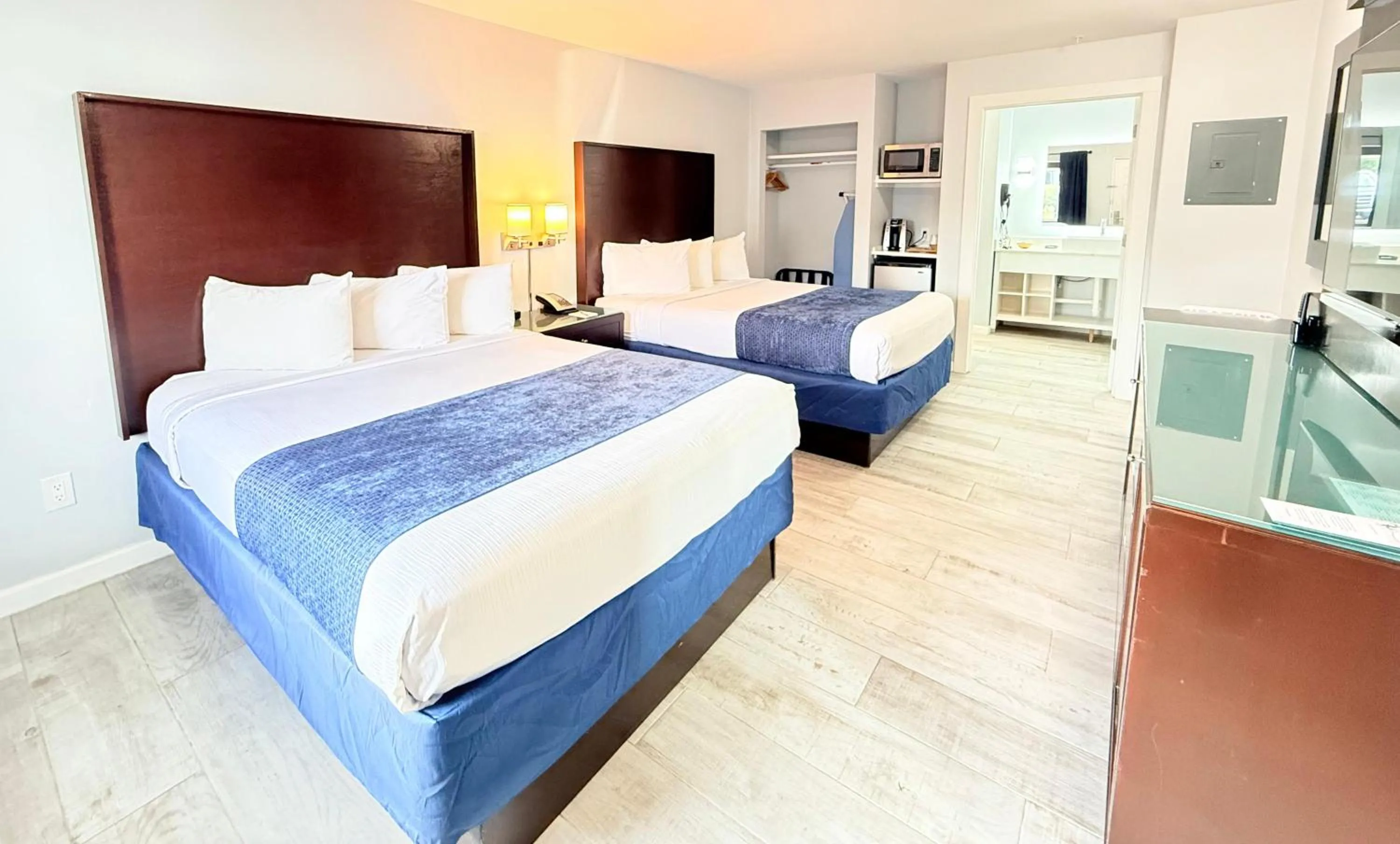 Photo of the whole room in Lantern Inn & Suites - Sarasota