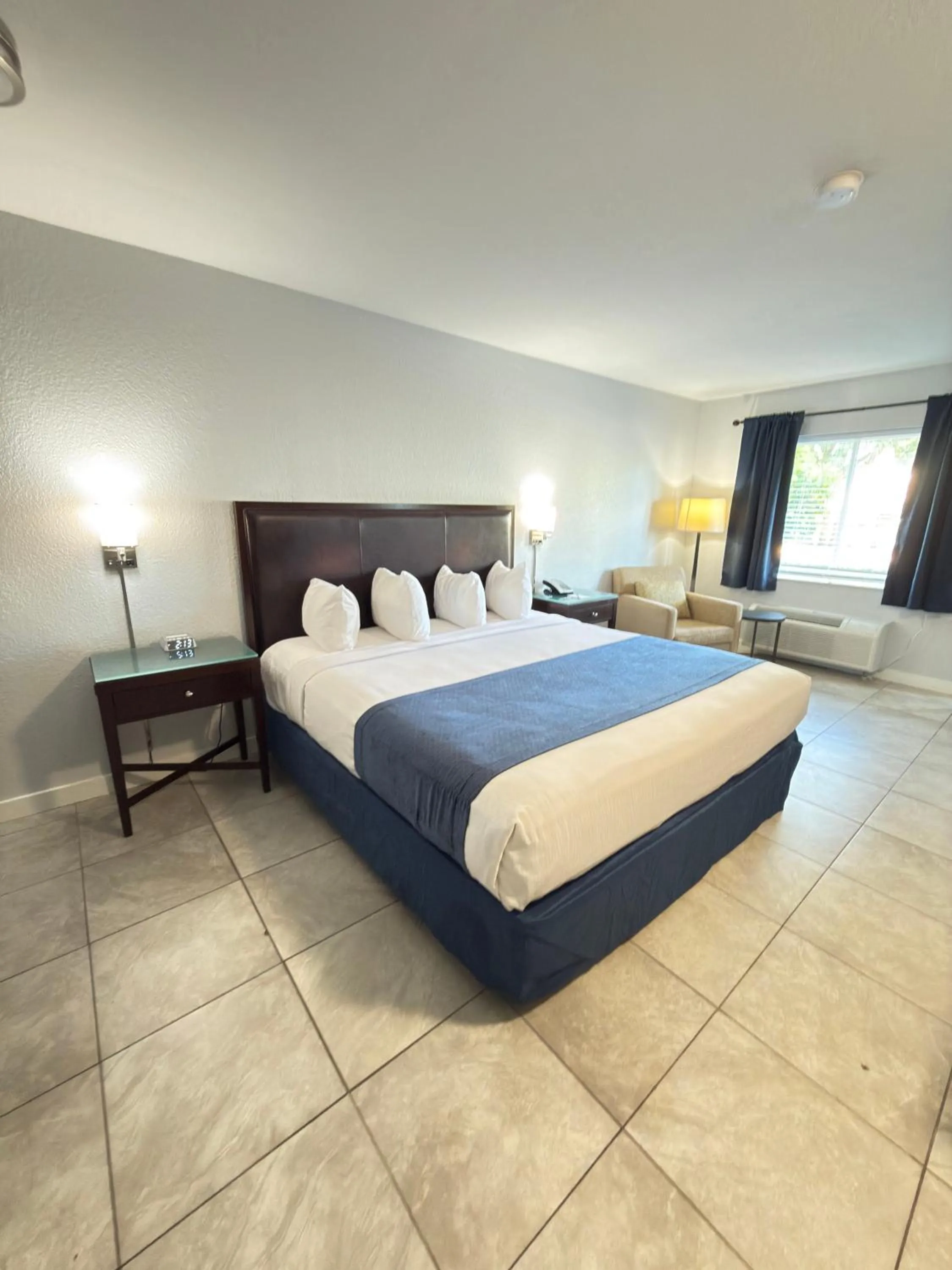 Bedroom in Lantern Inn & Suites - Sarasota