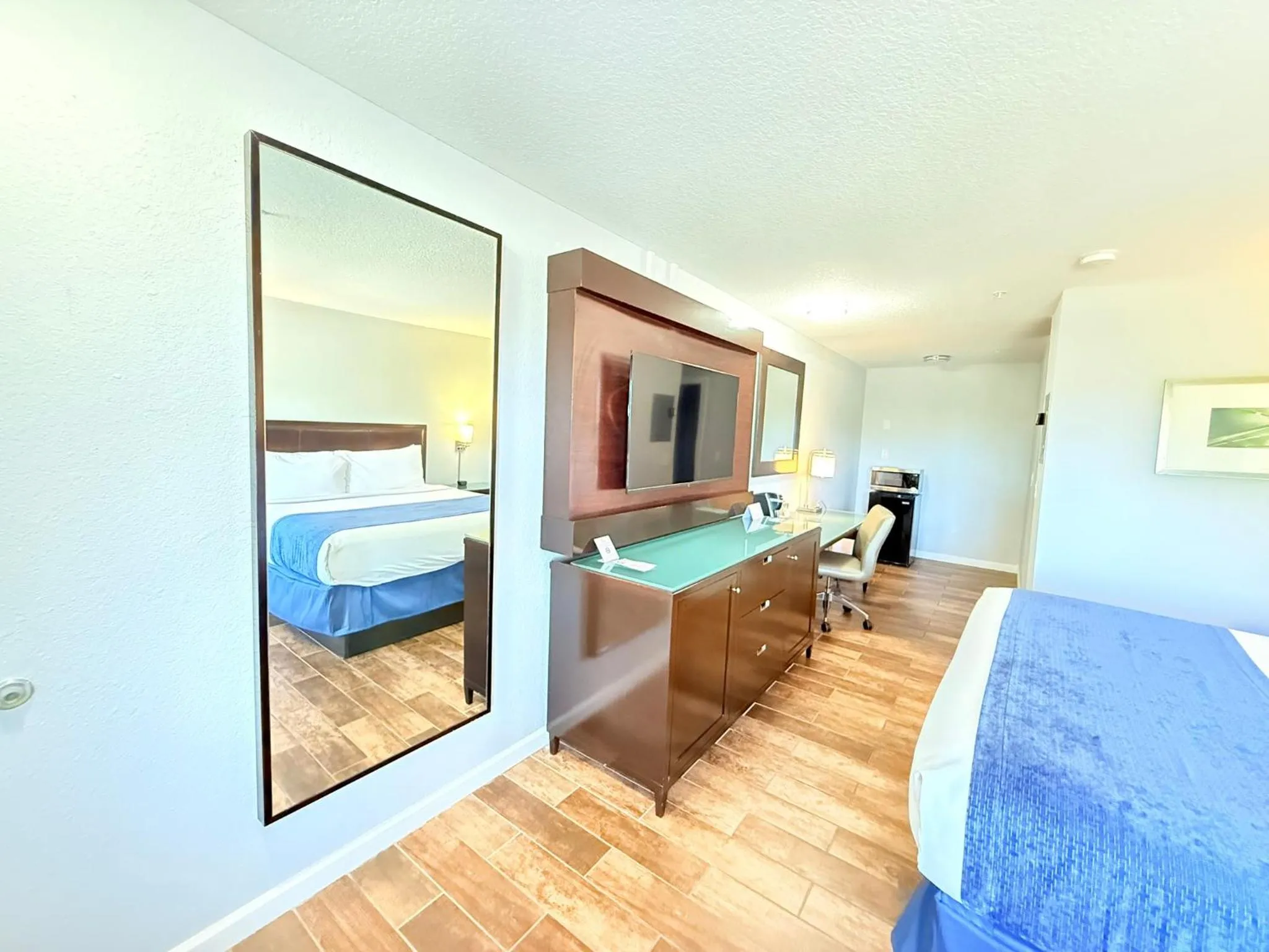 Bedroom in Lantern Inn & Suites - Sarasota