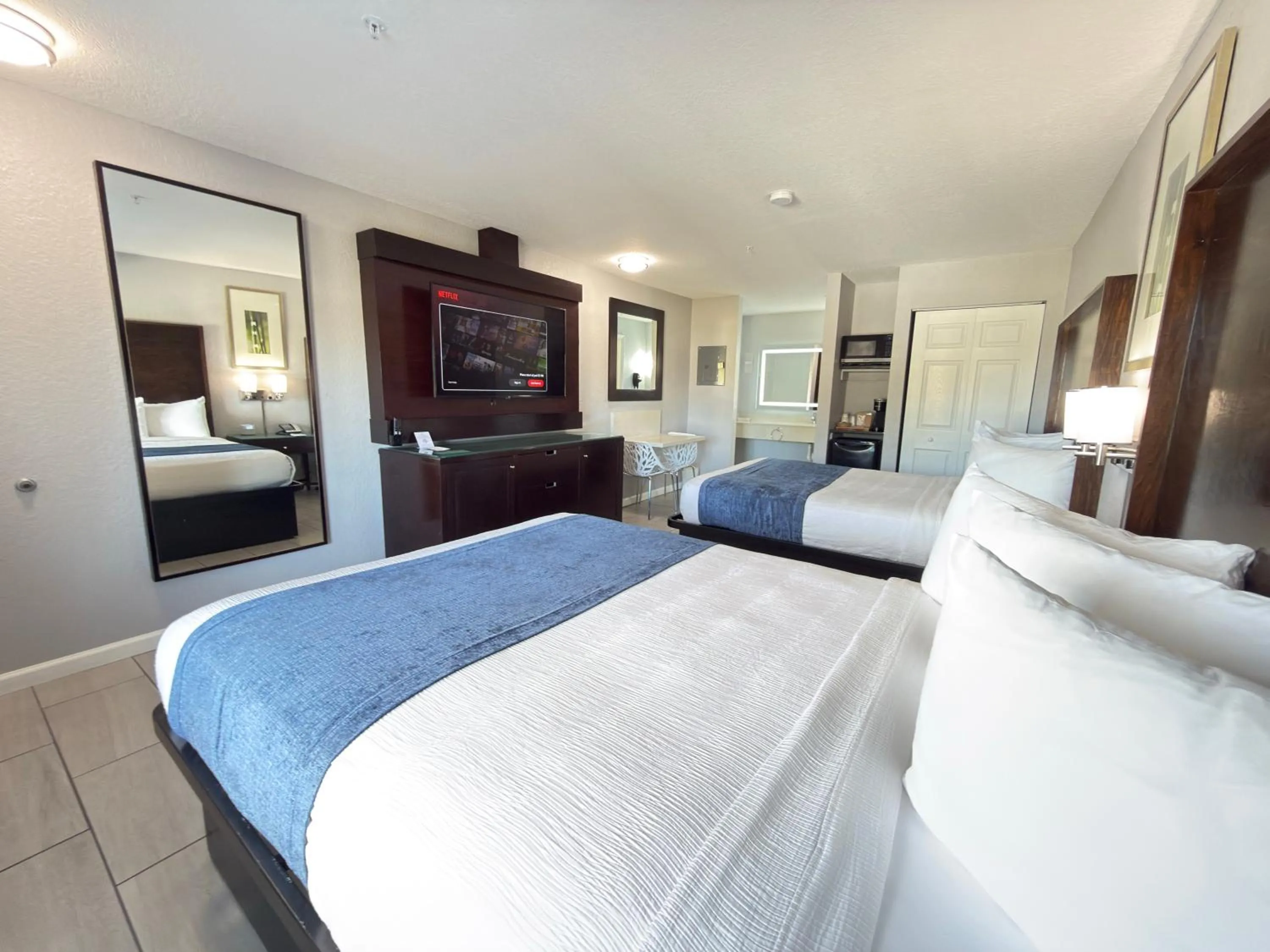 Bedroom in Lantern Inn & Suites - Sarasota