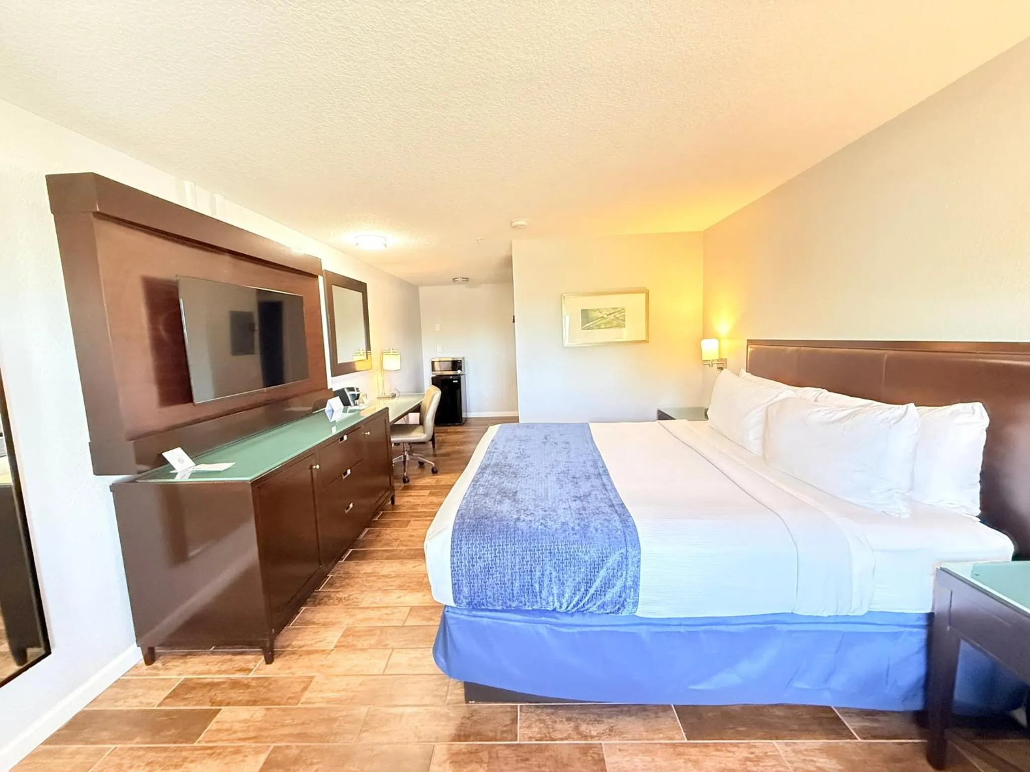 Bedroom in Lantern Inn & Suites - Sarasota