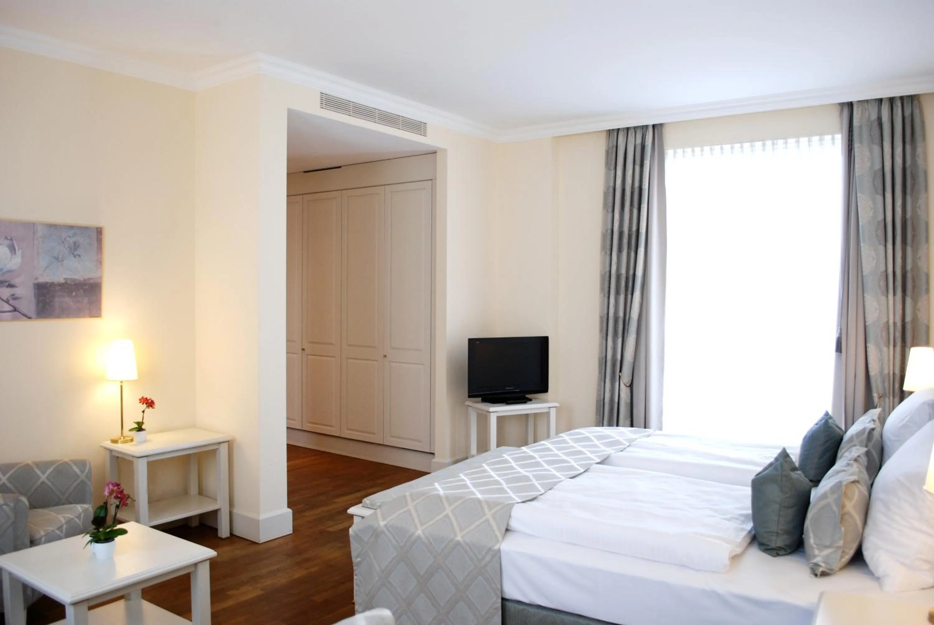 Photo of the whole room, Bed in Rheinhotel Schulz