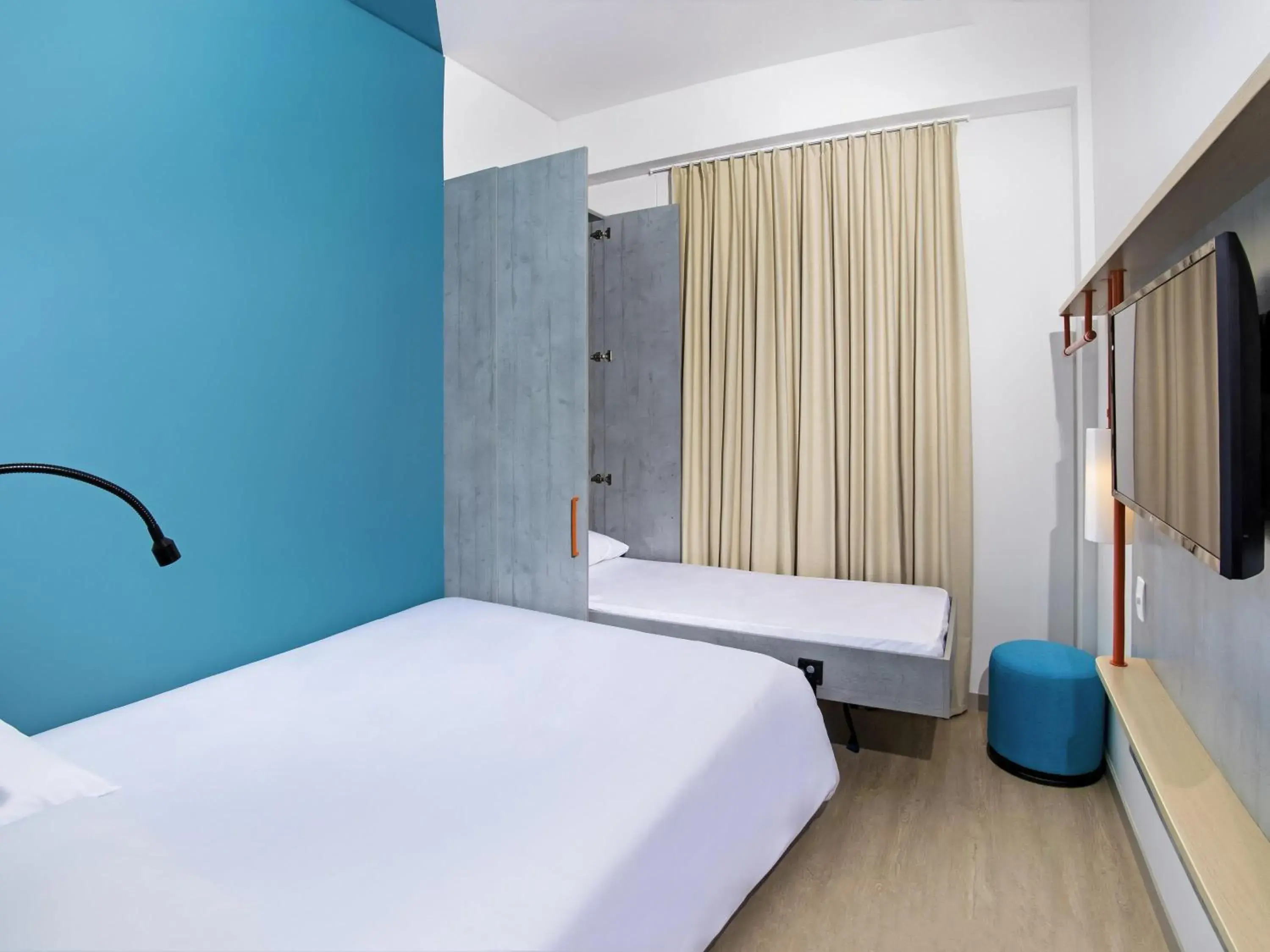 Standard Room with one double and one single bed in ibis budget Medellín Itagüí Metro Standard Room with one double and one single bed in ibis budget Medellín Itagüí Metro
