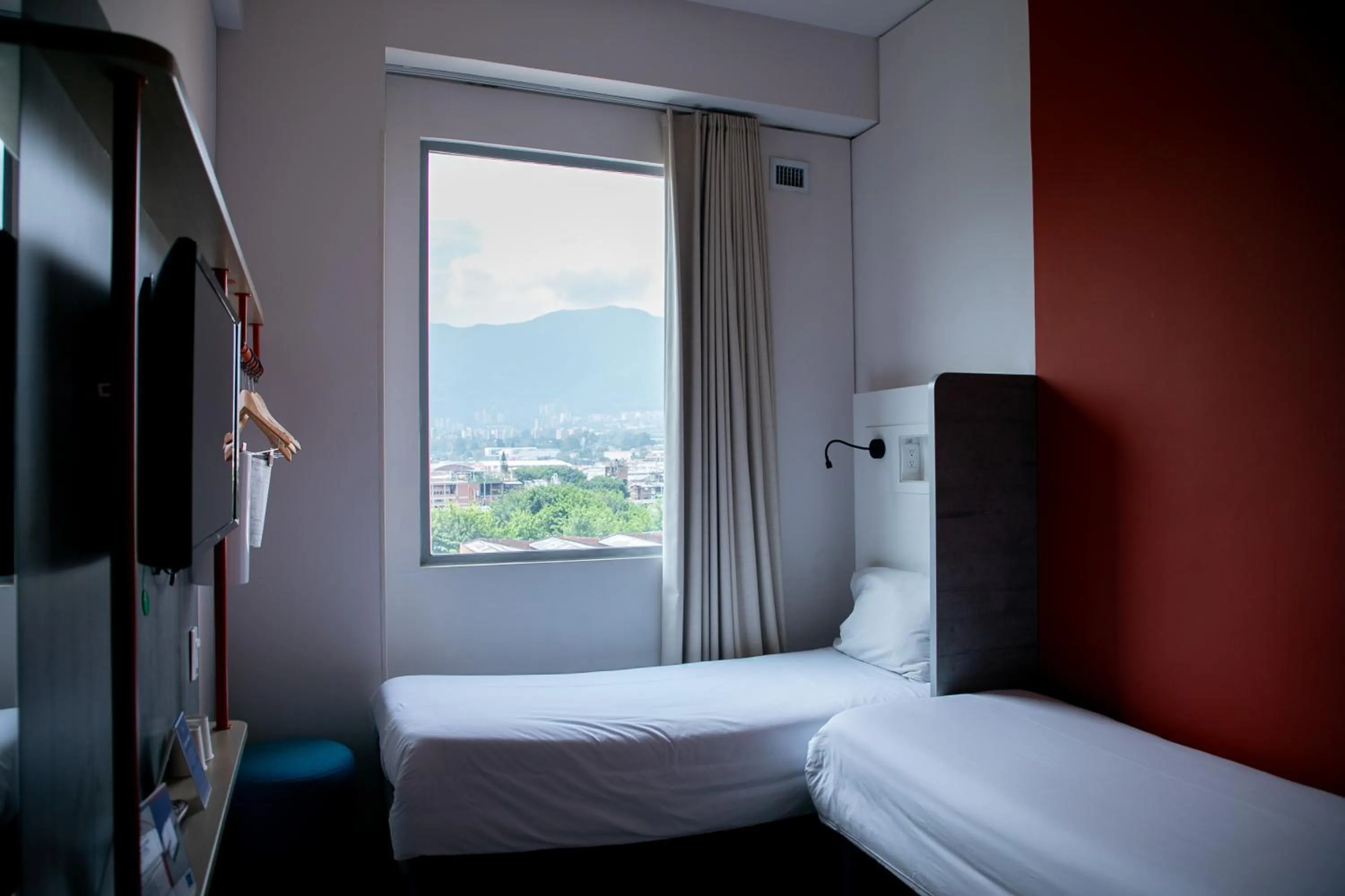 Quiet street view, Bed in ibis budget Medellín Itagüí Metro