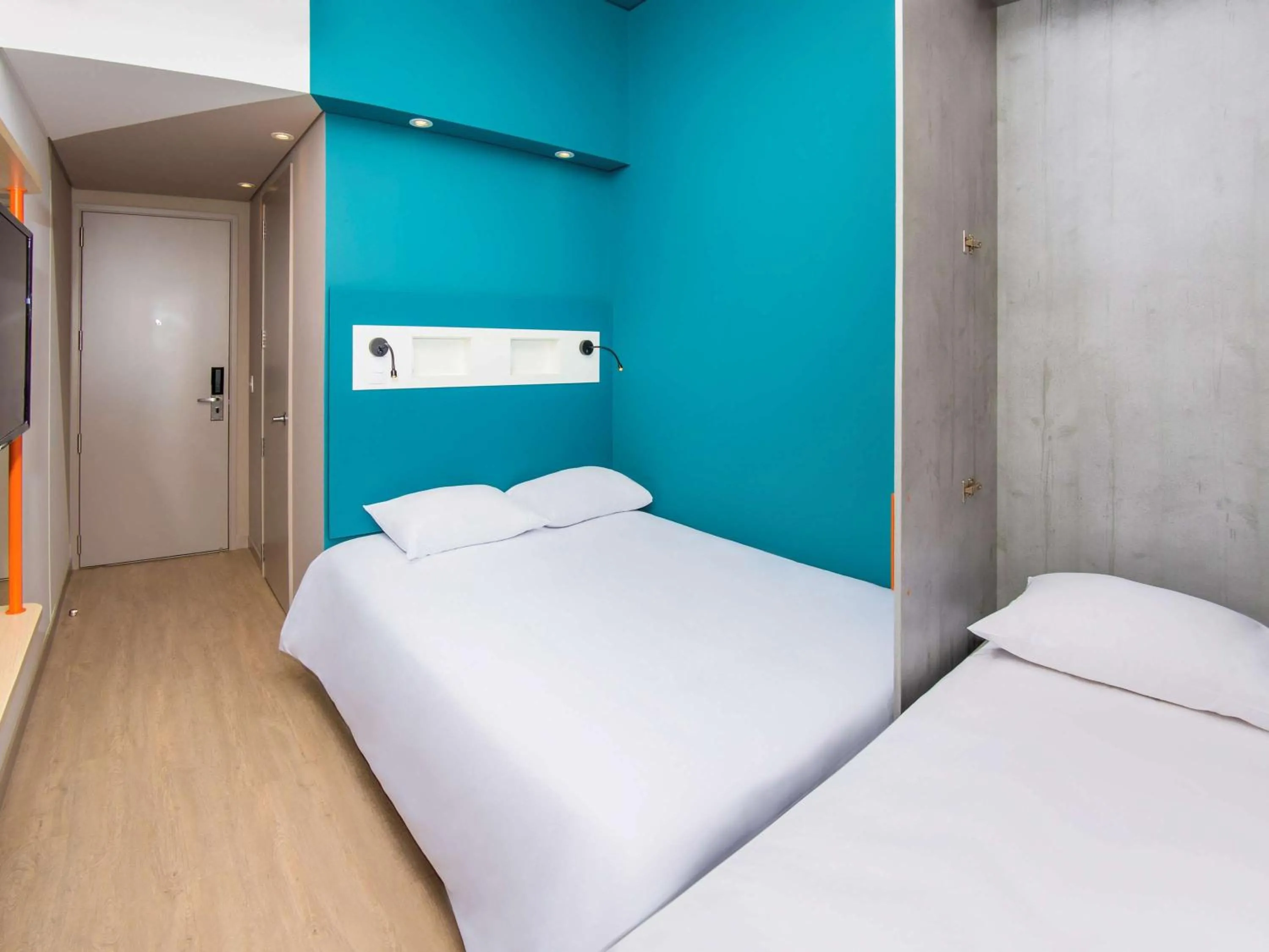Standard Room with one double and one single bed in ibis budget Medellín Itagüí Metro