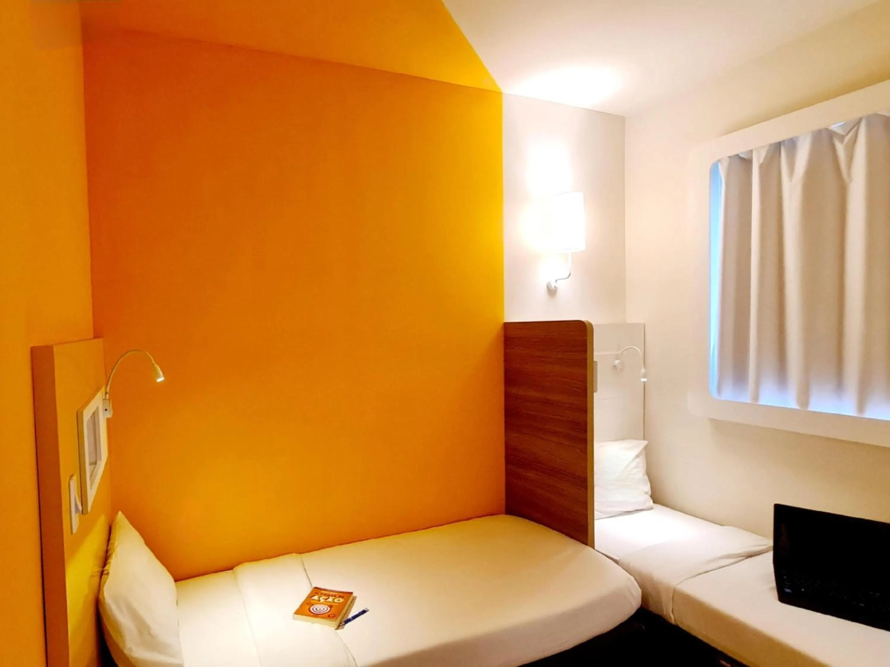 Bedroom, Bed in ibis budget Petropolis
