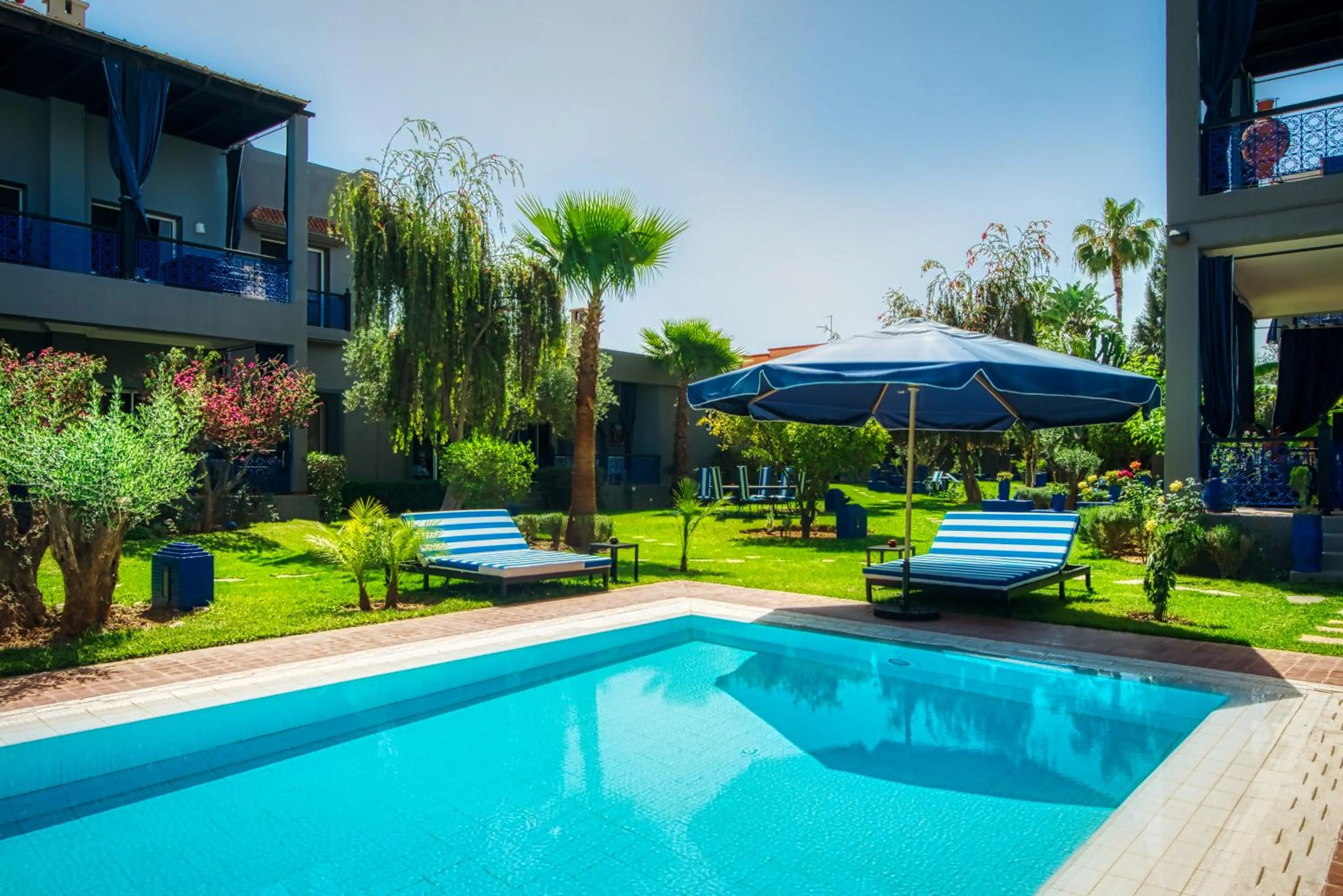 Swimming pool in Villas 95 Appart'Hôtel