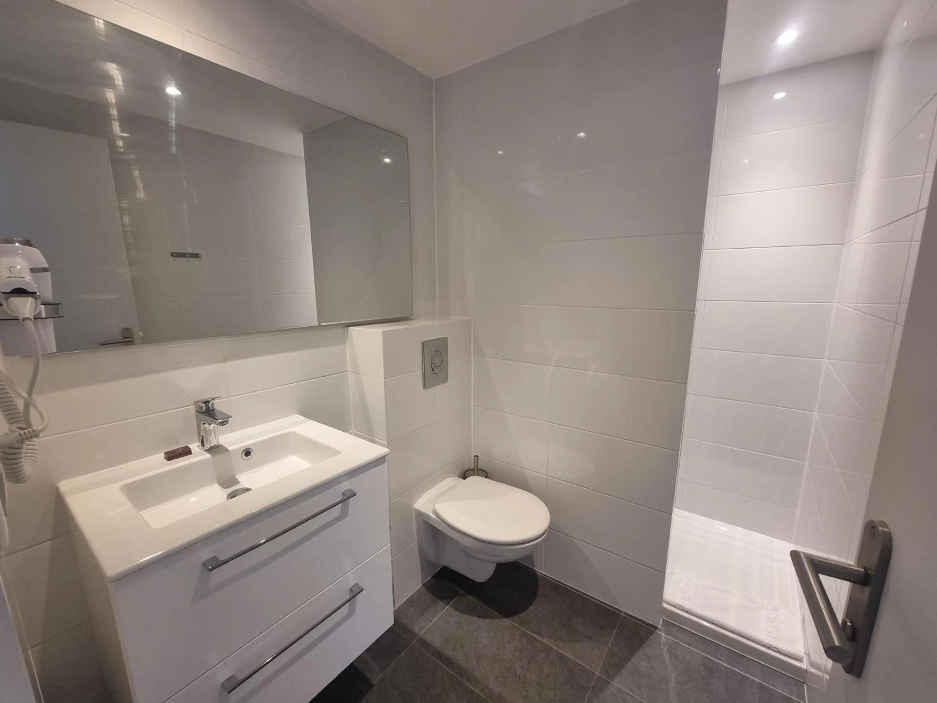 Shower in Oskar Hotel