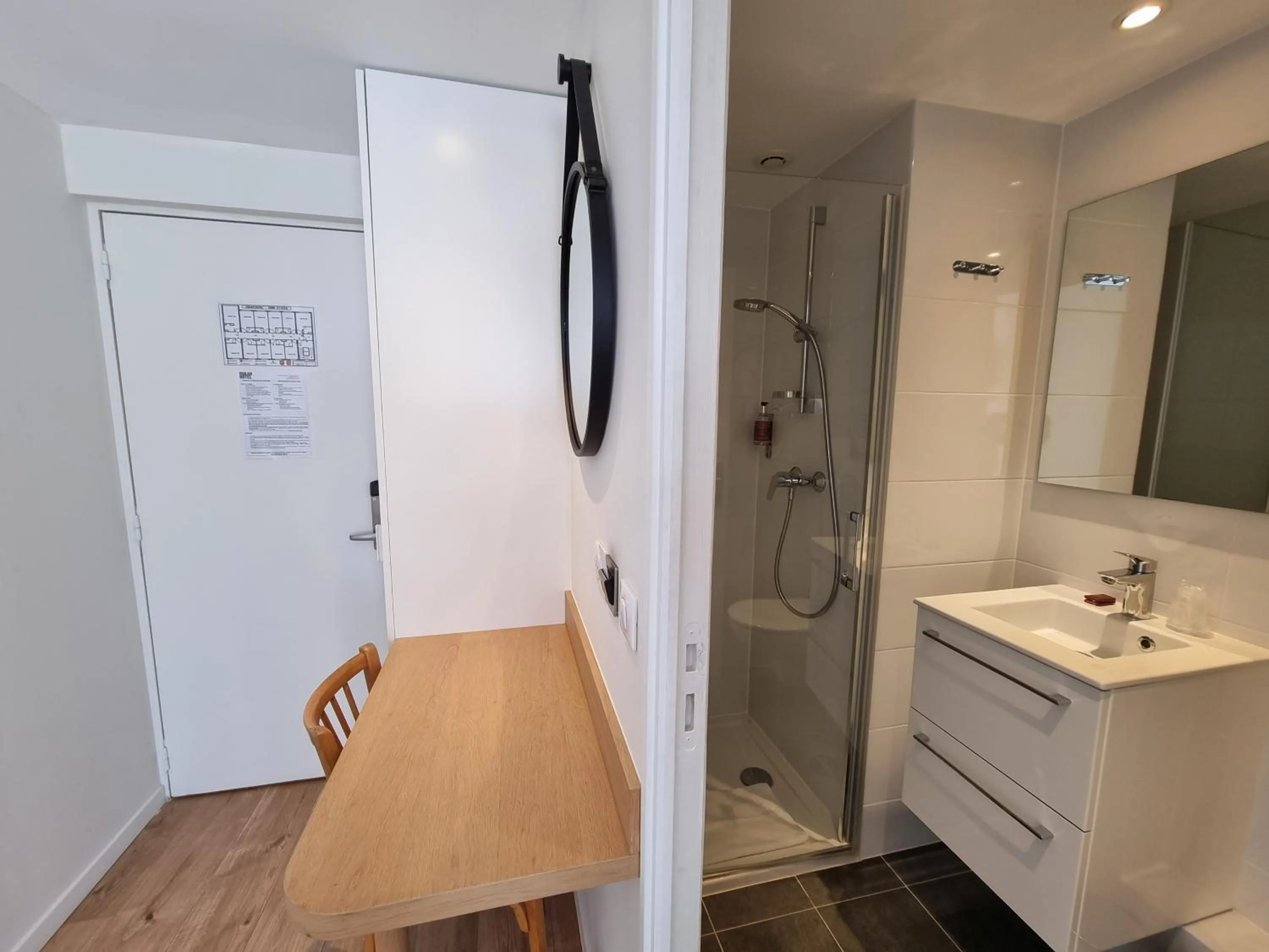 Shower in Oskar Hotel