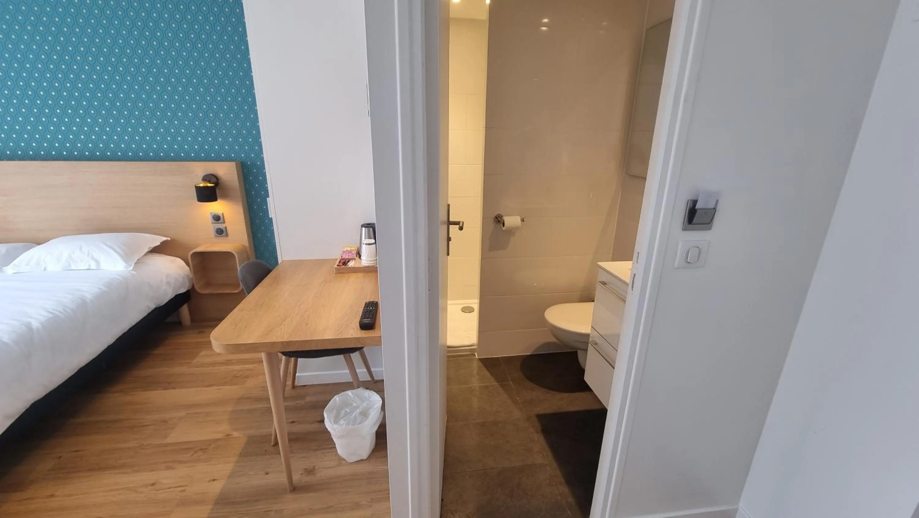 Bathroom, Bed in Oskar Hotel