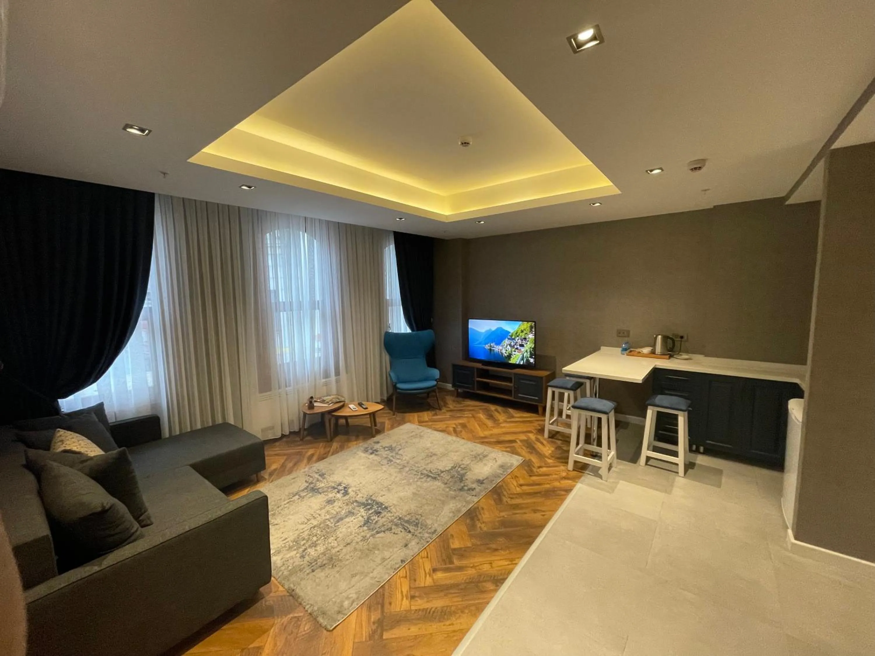 Communal lounge/ TV room, Bed in Feri Suites