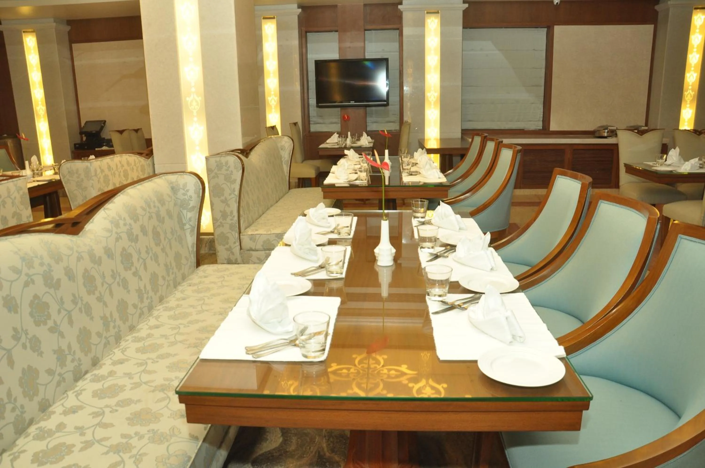 Restaurant/places to eat in Royal Tulip Navi Mumbai