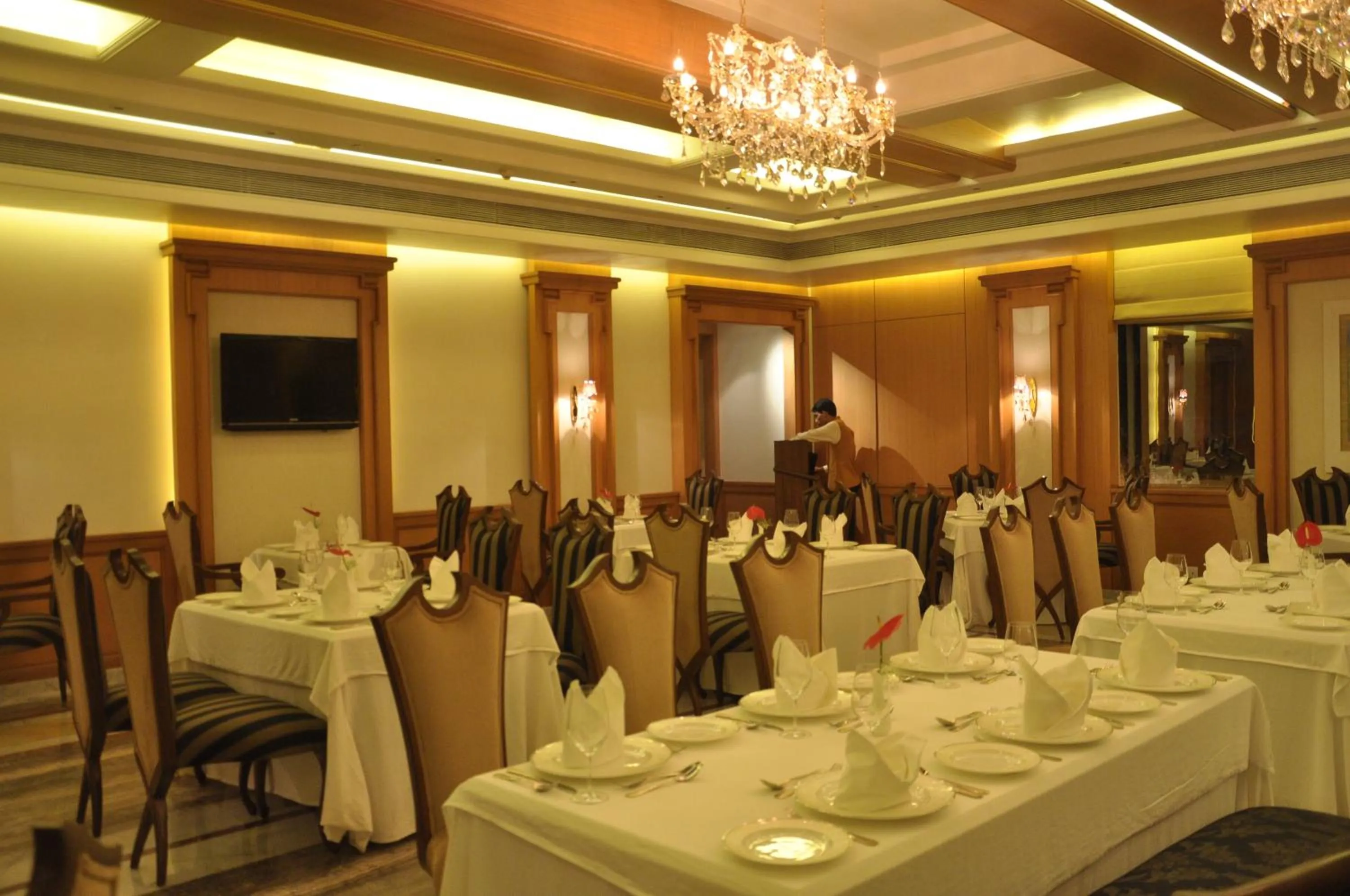 Restaurant/places to eat in Royal Tulip Navi Mumbai