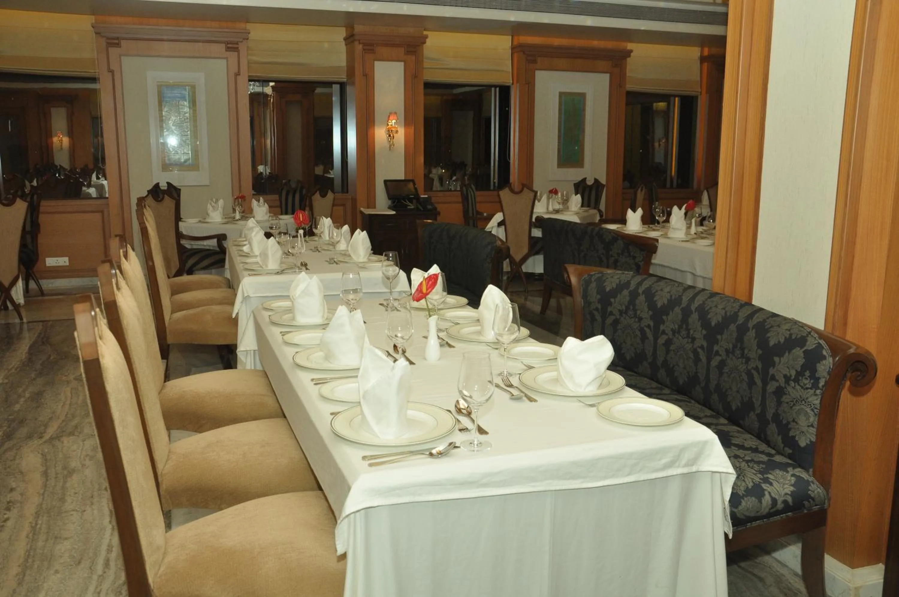 Restaurant/places to eat in Royal Tulip Navi Mumbai