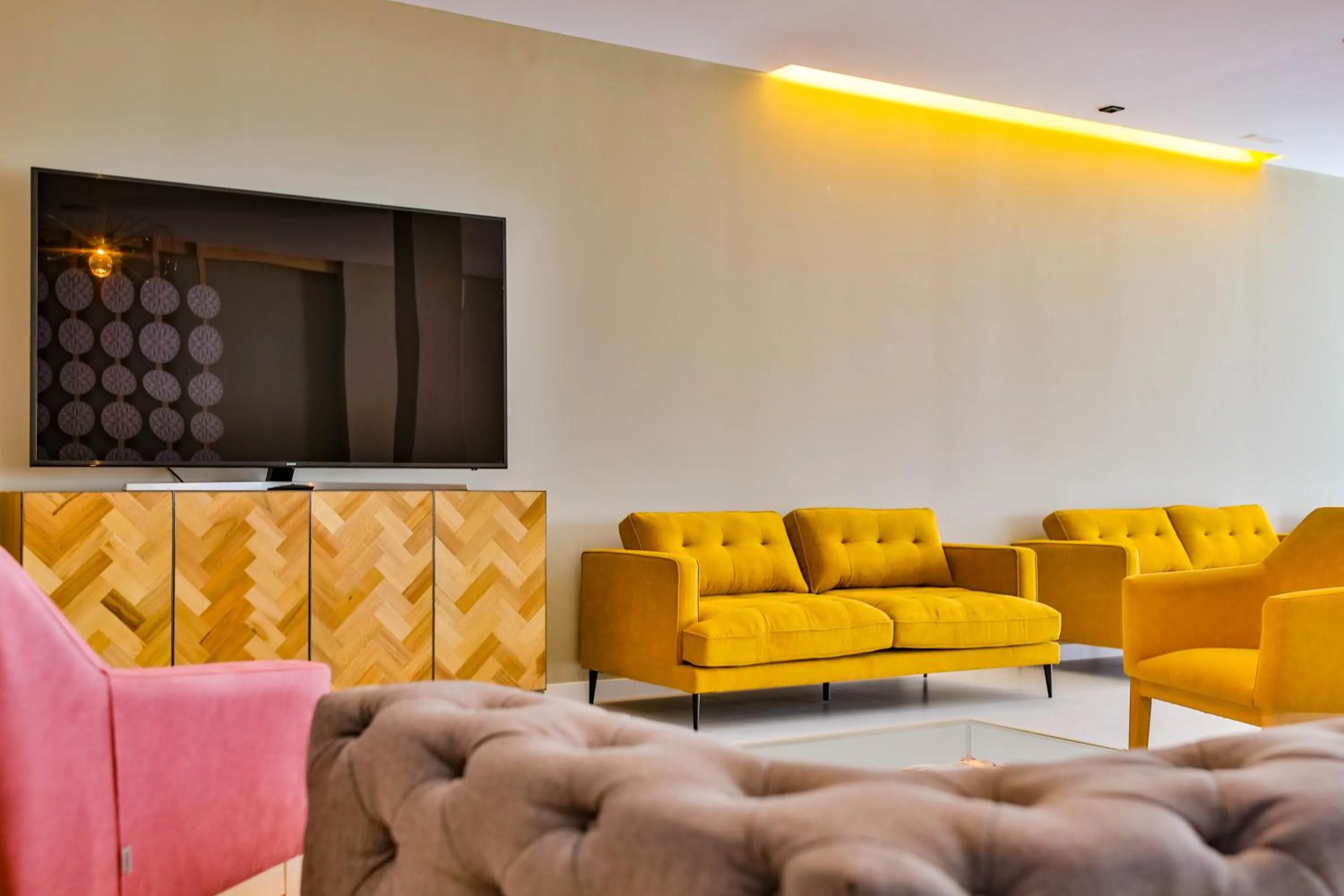 Communal lounge/ TV room in Moon Hotel & SPA.