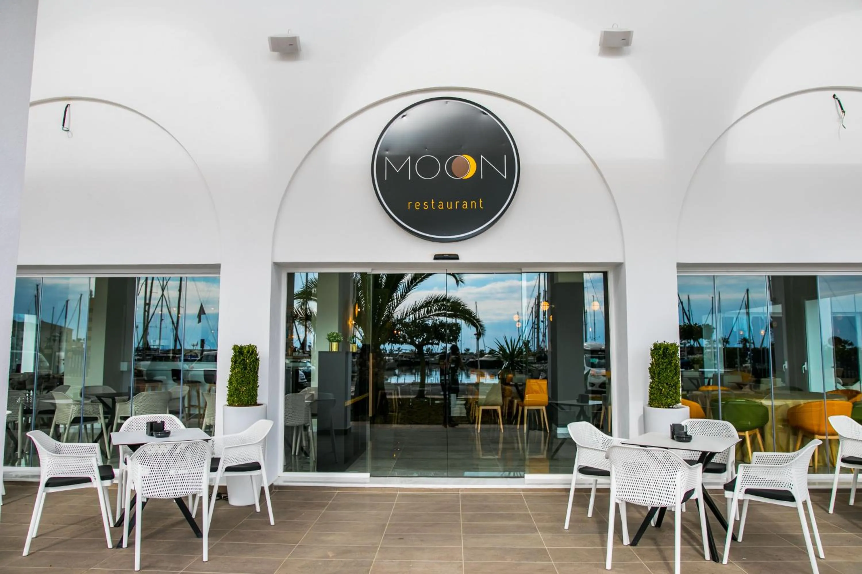 Restaurant/places to eat in Moon Hotel & SPA.