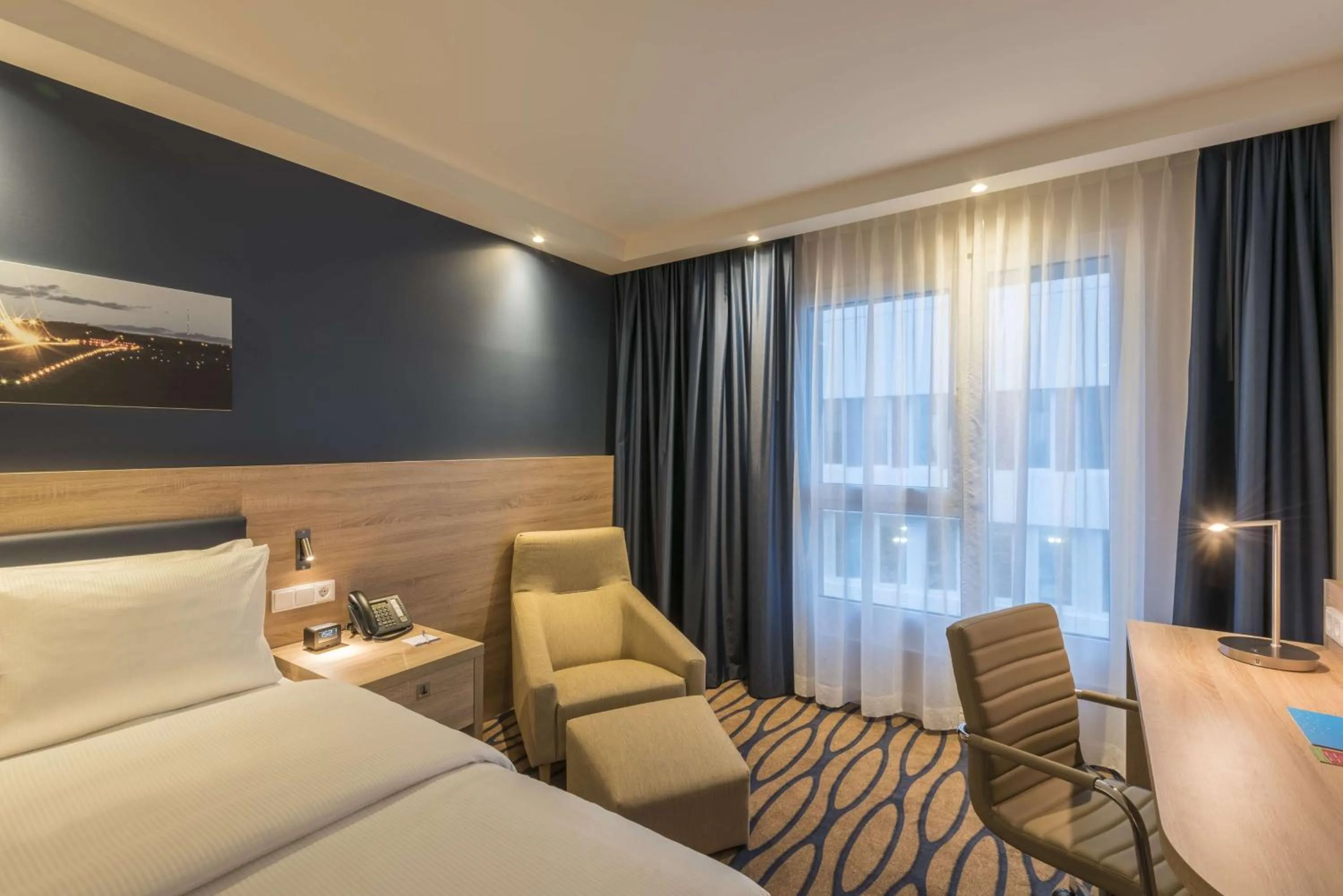 Bedroom, Bed in Hampton By Hilton Frankfurt Airport