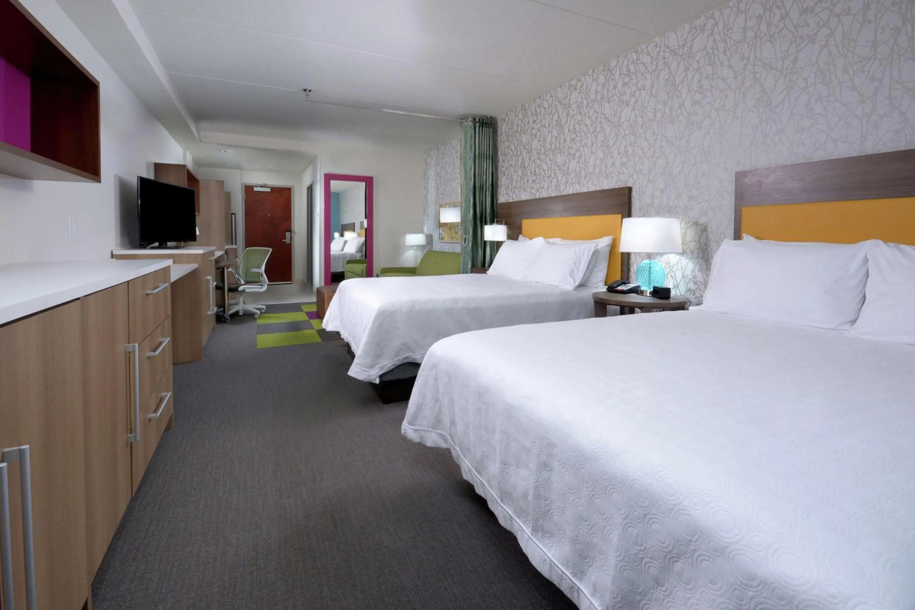 Living room, Bed in Home2 Suites By Hilton Duncan