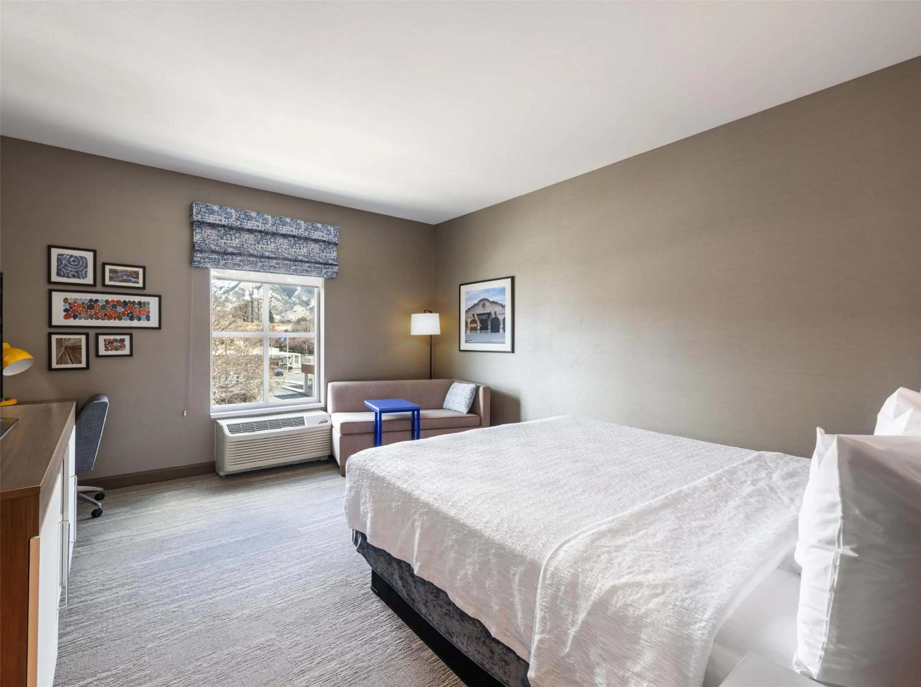 Living room, Bed in Hampton Inn And Suites Logan, Ut