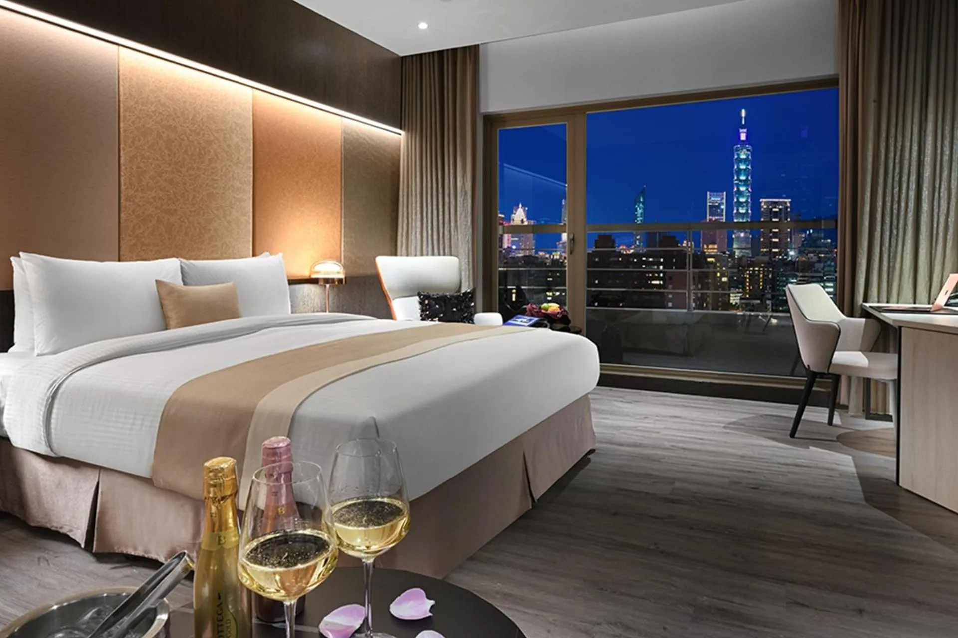 Bedroom, Bed in Park Taipei Hotel