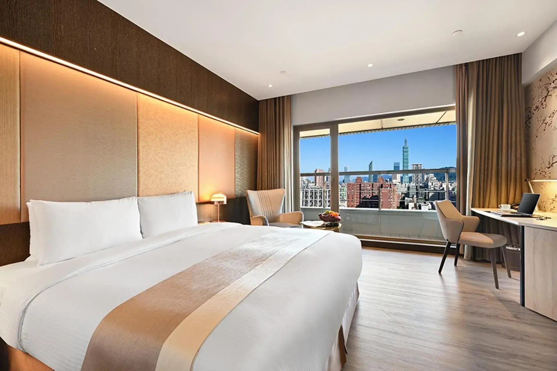 Superior King Room with 101 View in Park Taipei Hotel Superior King Room with 101 View in Park Taipei Hotel