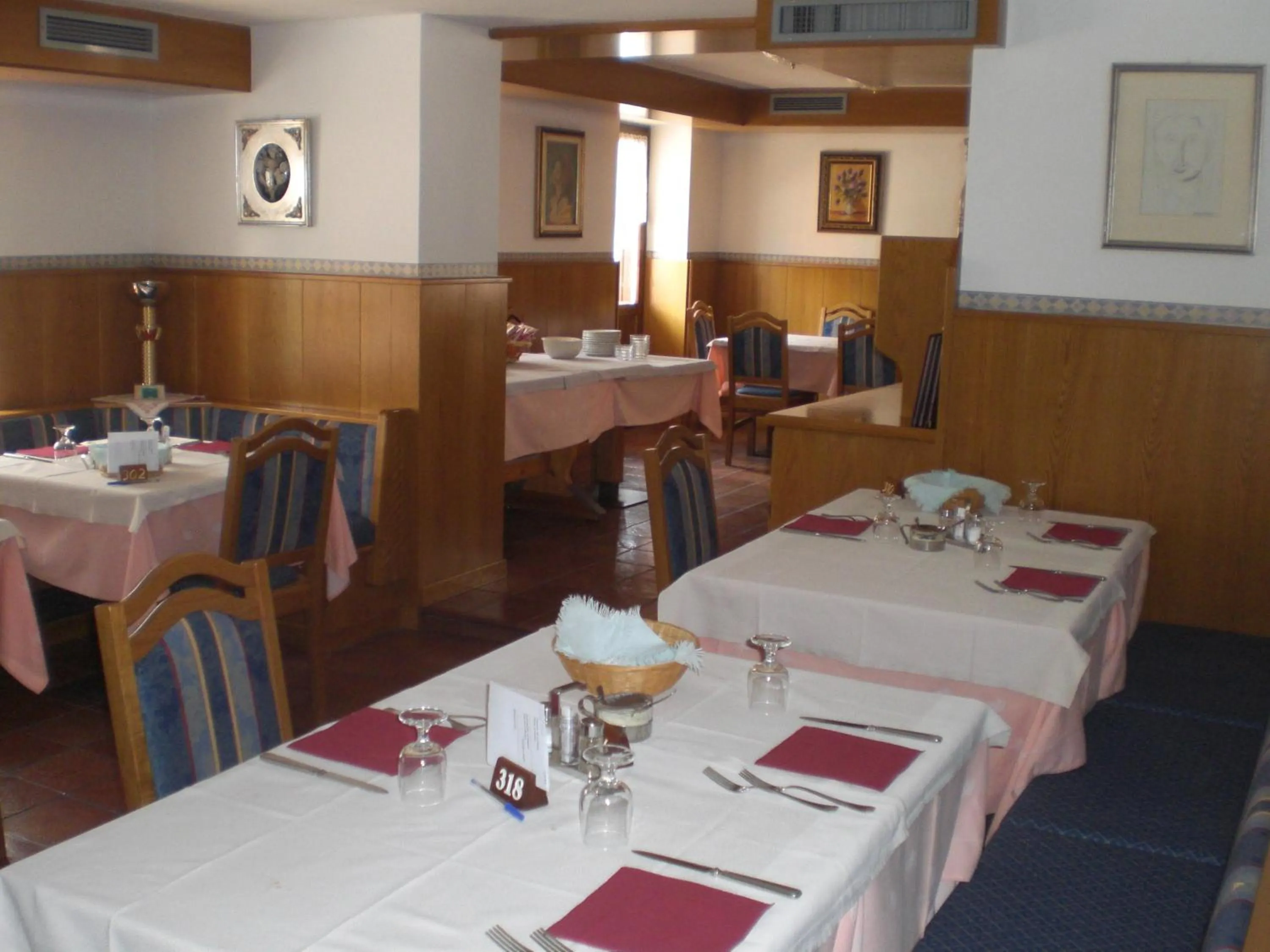 Restaurant/places to eat in Hotel Edelweiss