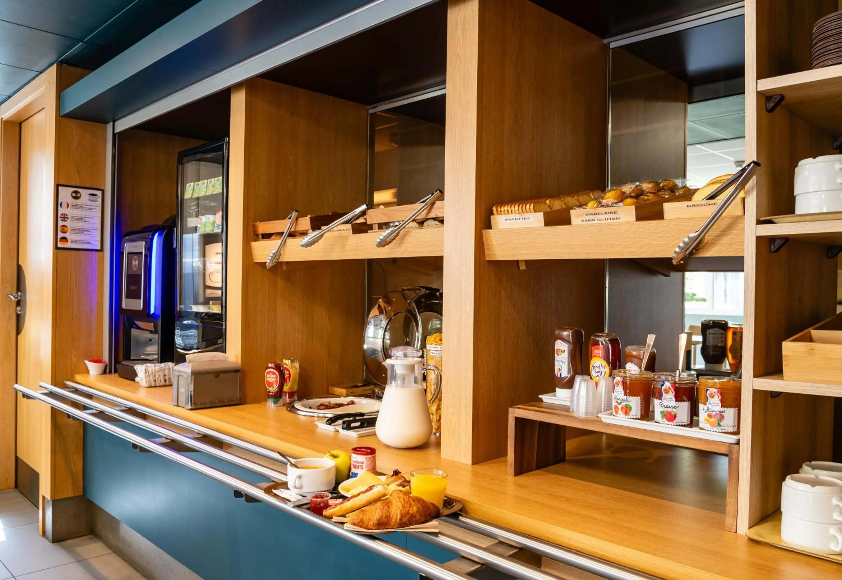 Breakfast in B&B HOTEL Saint-Etienne Monthieu