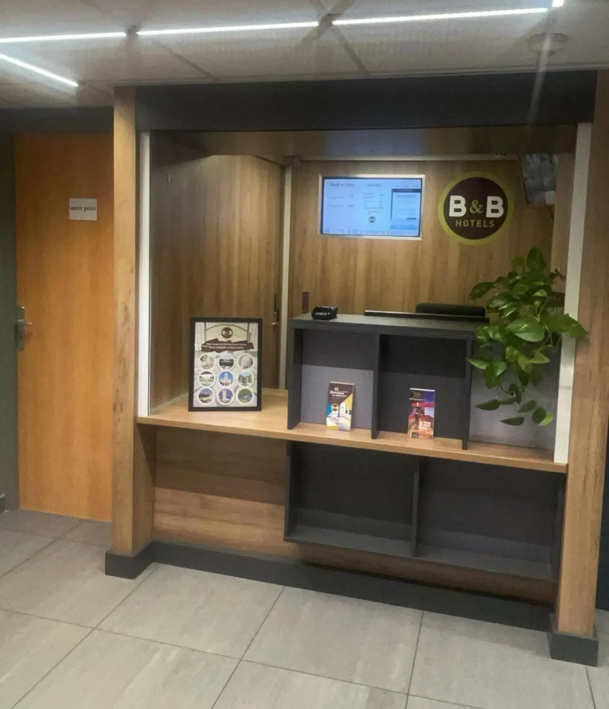 Lobby or reception in B&B HOTEL Saint-Etienne Monthieu