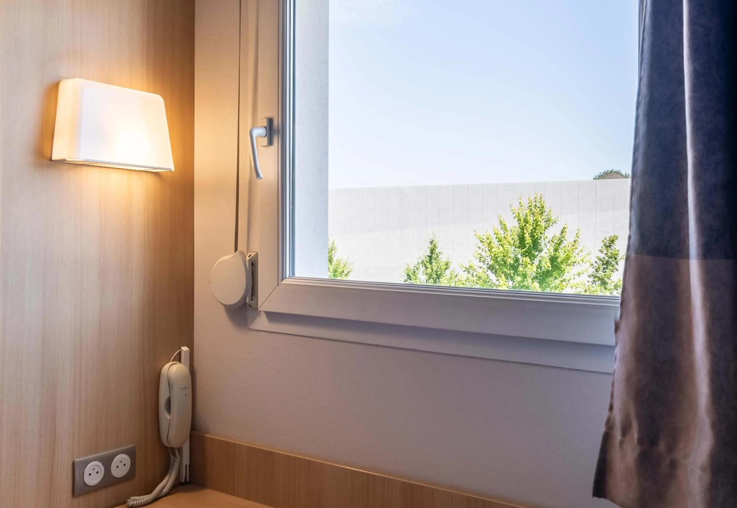 Bedroom in B&B HOTEL Saint-Etienne Monthieu