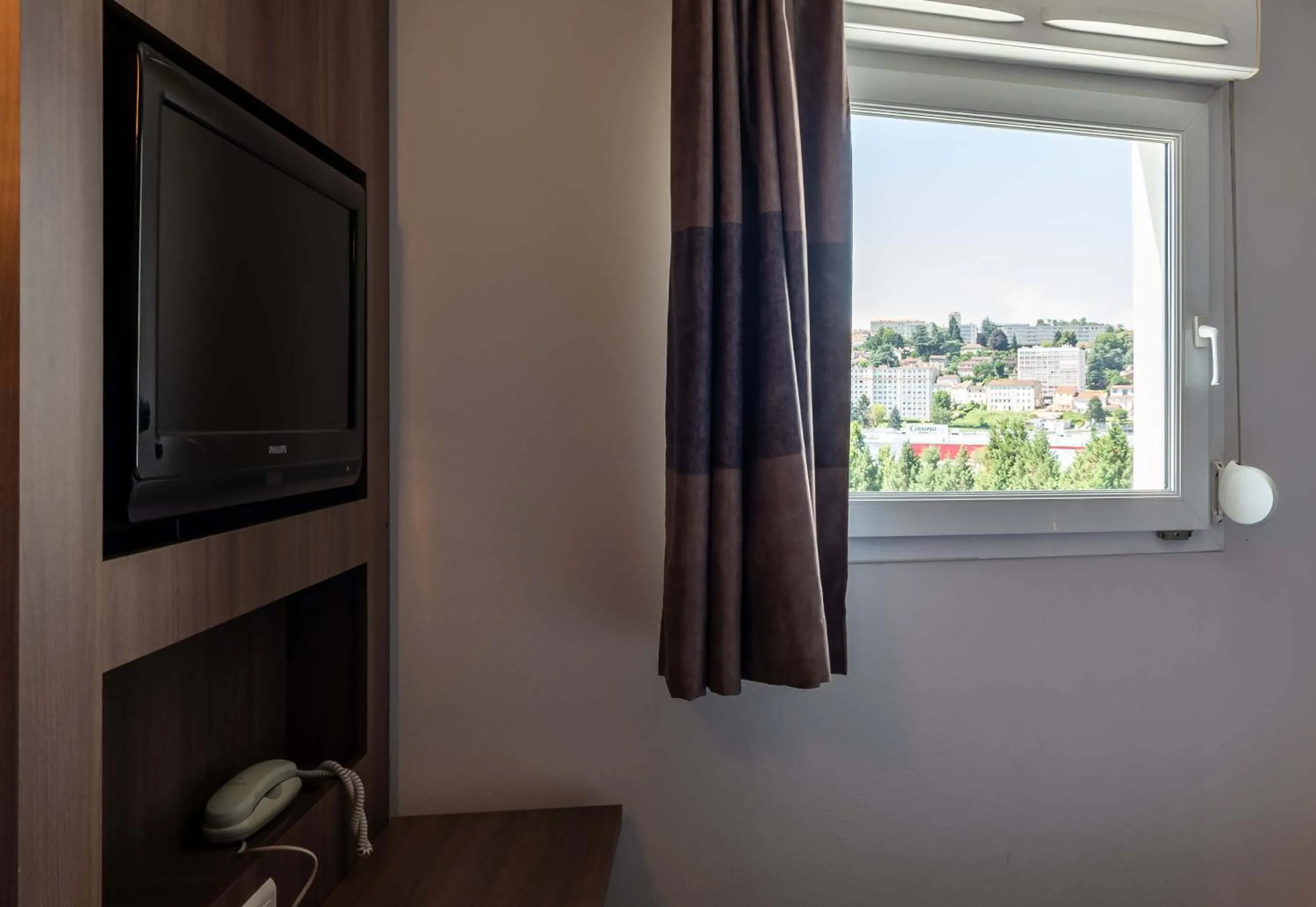 Bedroom in B&B HOTEL Saint-Etienne Monthieu