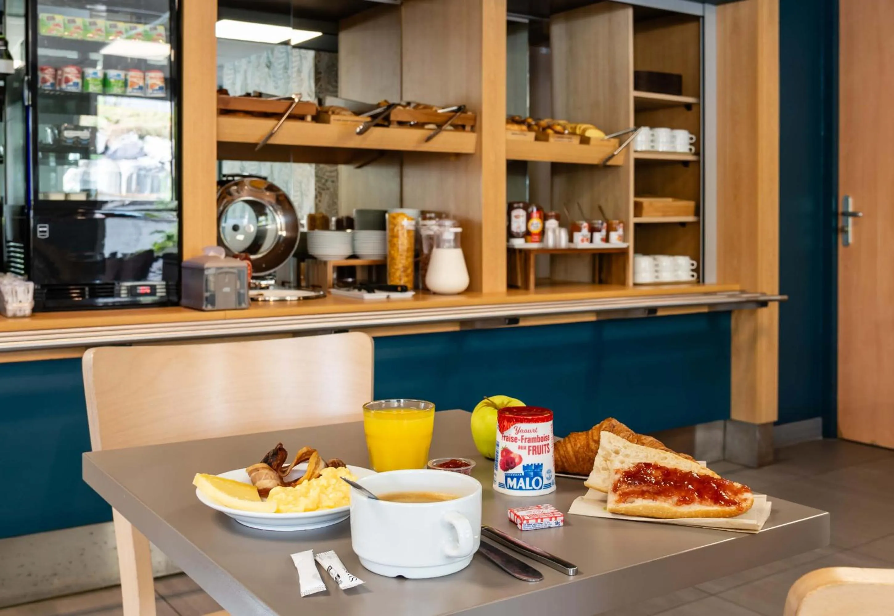 Breakfast in B&B HOTEL Saint-Etienne Monthieu