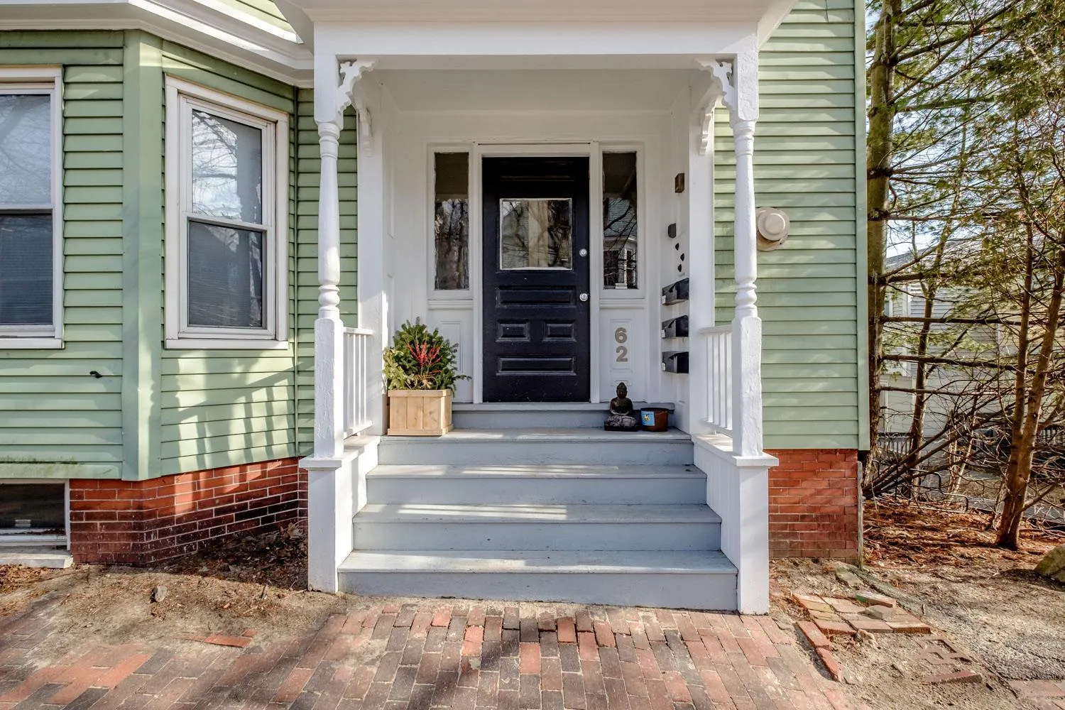 Facade/entrance in 62 Views