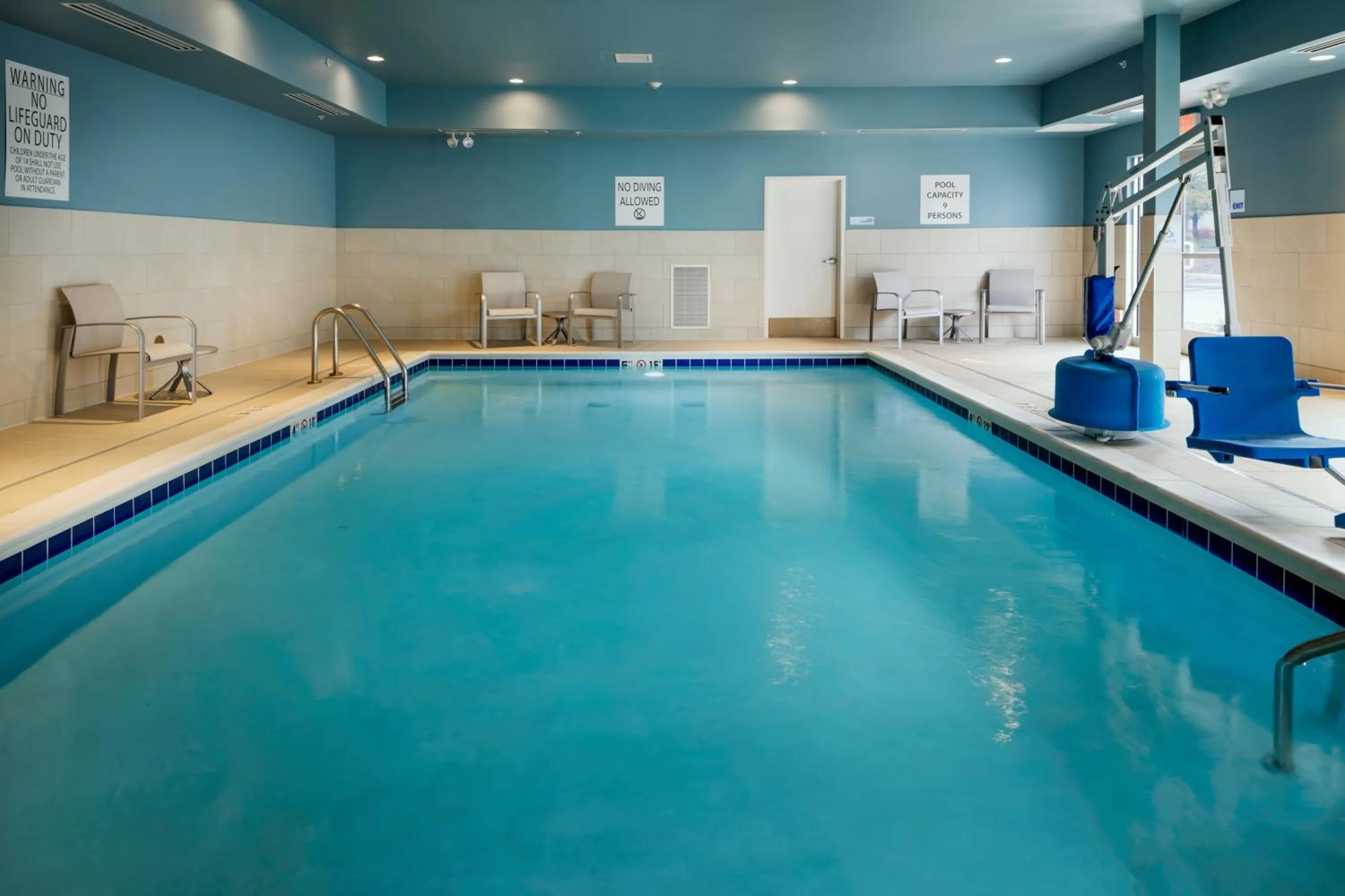 Swimming pool in Holiday Inn Express & Suites - Medford by IHG