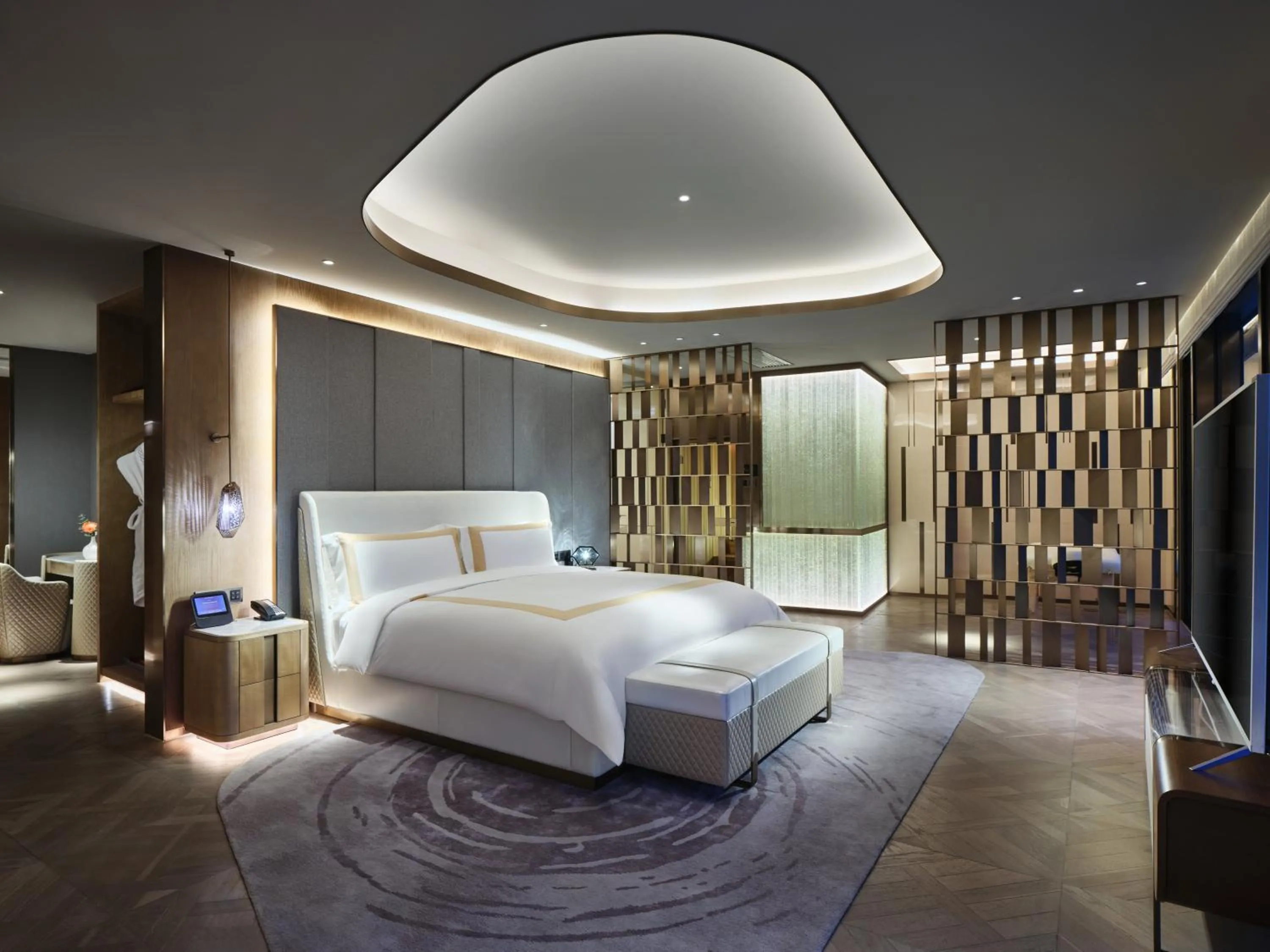 Bedroom, Bed in InterContinental Shanghai Wonderland, an IHG Hotel