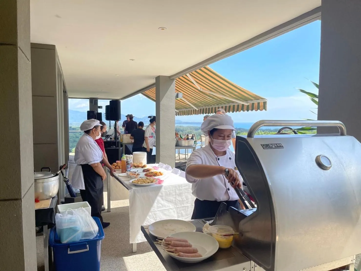 Restaurant/places to eat in Surin Bay Inn