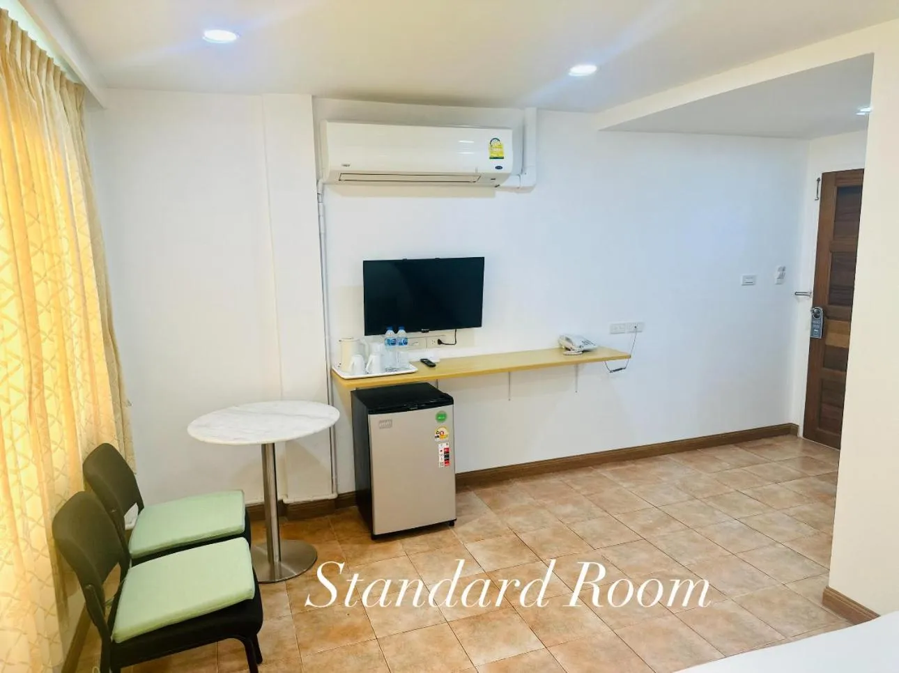 Communal lounge/ TV room in Surin Bay Inn