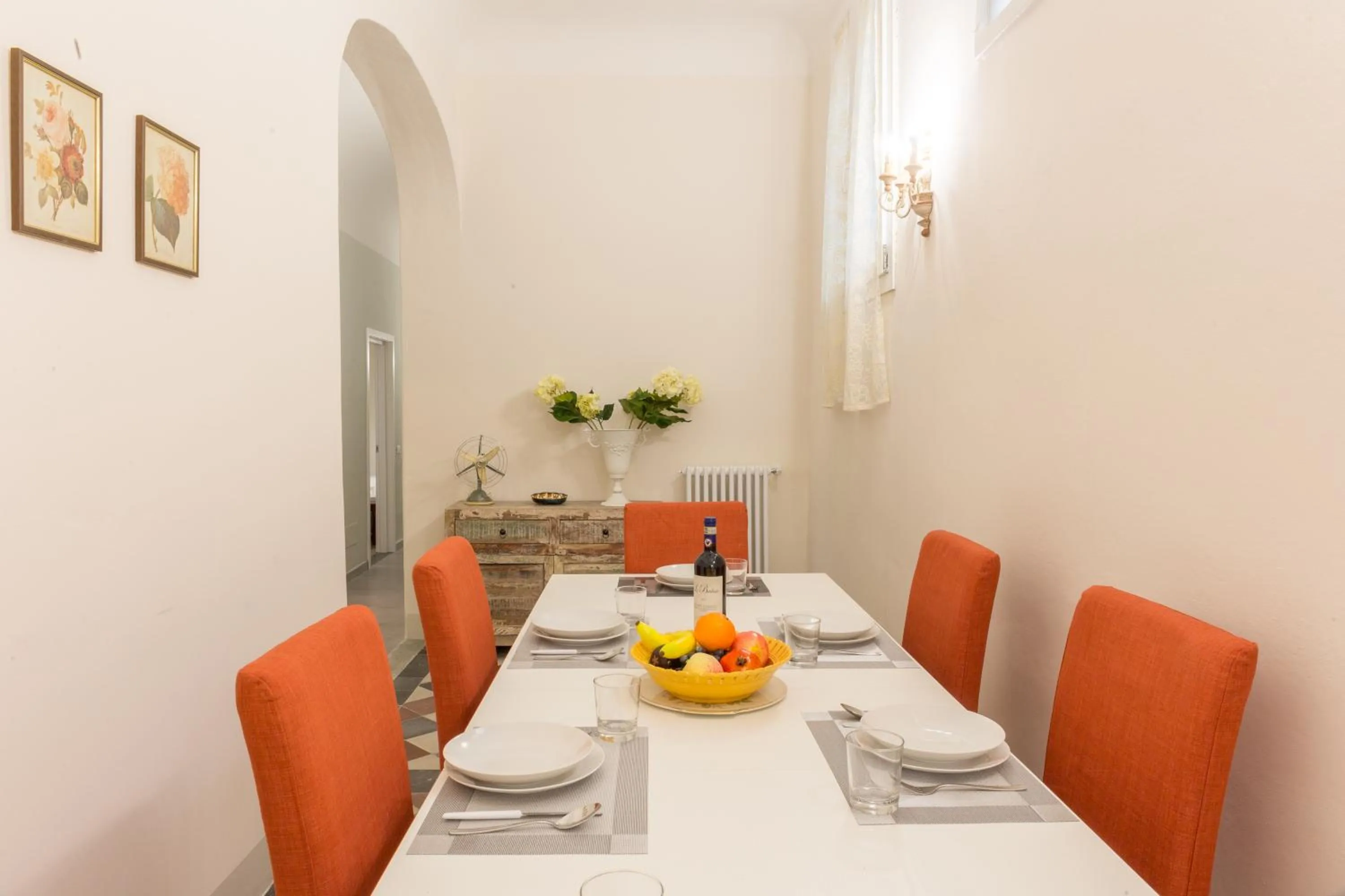 Dining area in Pilastri Majestic Garden by Mmega