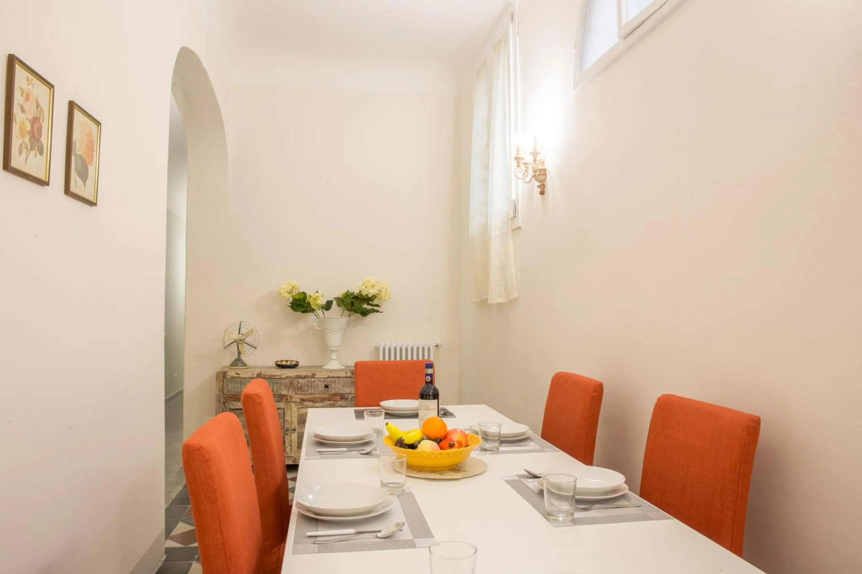 Dining area in Pilastri Majestic Garden by Mmega